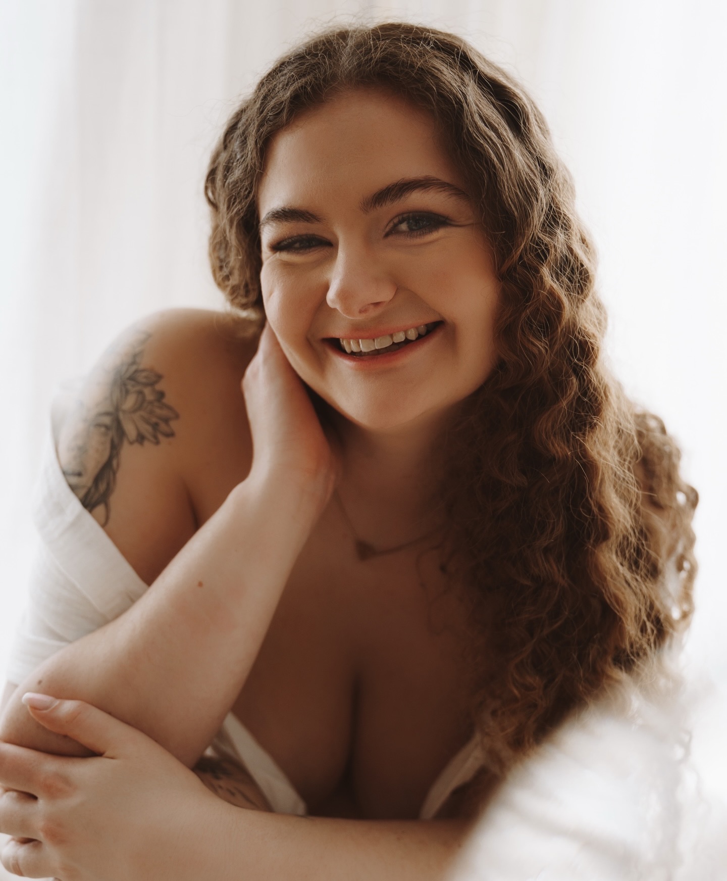 Frauen müssen nicht perfekter werden.
Sie dürfen weicher werden.
Ehrlicher.
Freier.
Liebevoller zu sich selbst.
Und manchmal reicht ein Bild,
um sich daran zu erinnern.
✨ Fühlst du das auch?
#merastudio #selflove #fotoshooting #boudoir
EHRLICH LIEBEVOLL FOTOGRAFIE FRAUSEIN