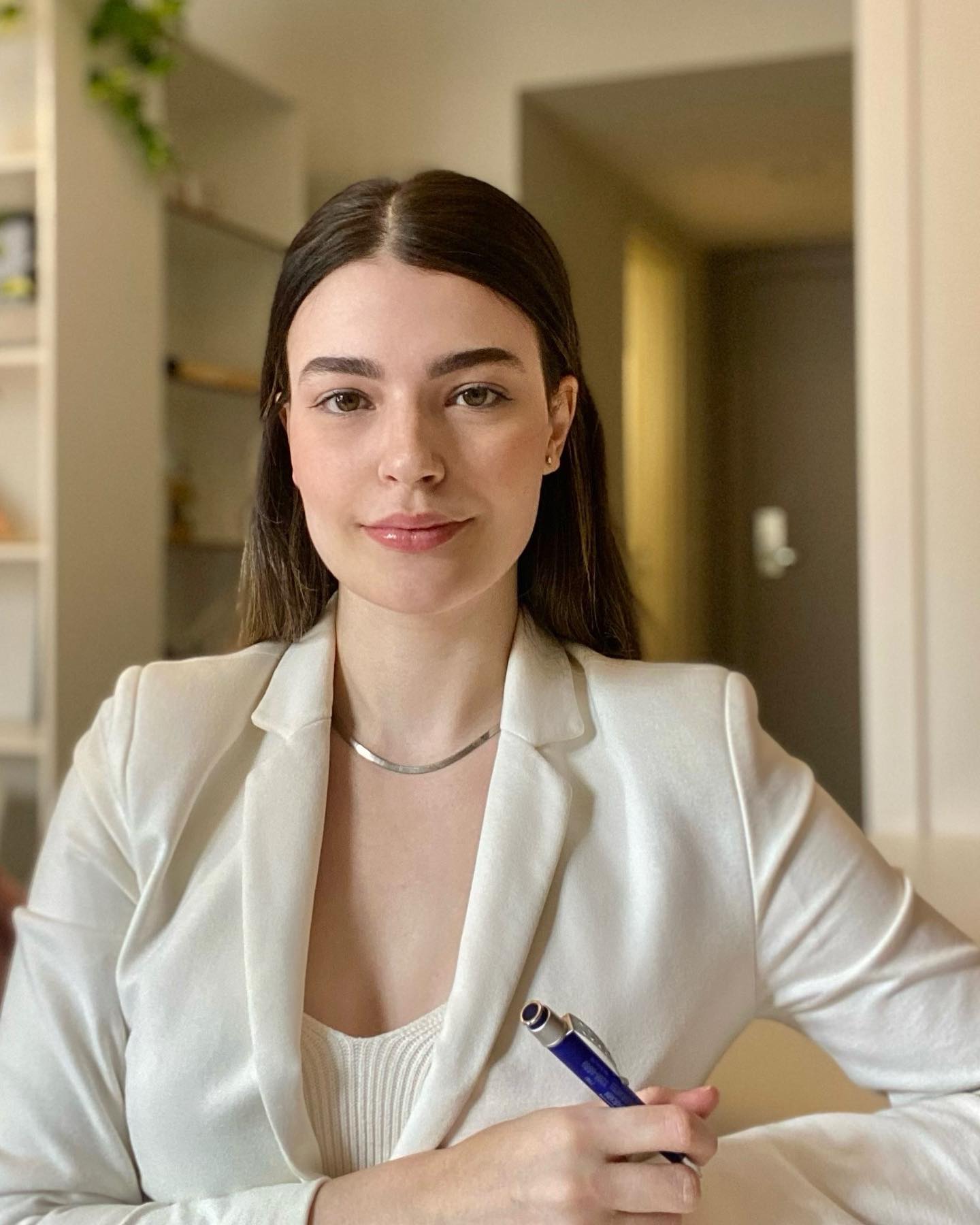 Hoje, faz exatos 5 anos desde que me formei em Psicologia, e 10 anos desde que iniciei nessa jornada profissional que eu tanto amo! A Psicologia transforma vidas e transformou a minha também! São tantas histórias e pequenos gigantes universos interiores que já tive o privilégio de conhecer, acompanhar e cuidar! Sou profundamente grata a todos que confiam no meu trabalho e que contribuíram para minha evolução profissional✨ que venham os próximos 5, 10, 20…anos!