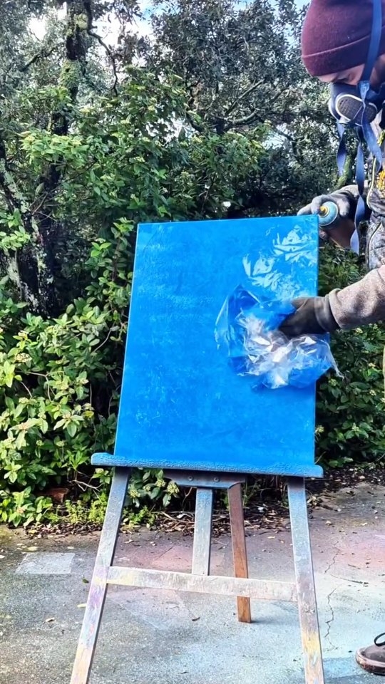 Fond bleu, pochoir noir,
et la puissance qui monte. 💥🔵
Je pose.
Je retire.
Ça explose.
#goku
#dragonball
#streetart
#stencilart
#popculture