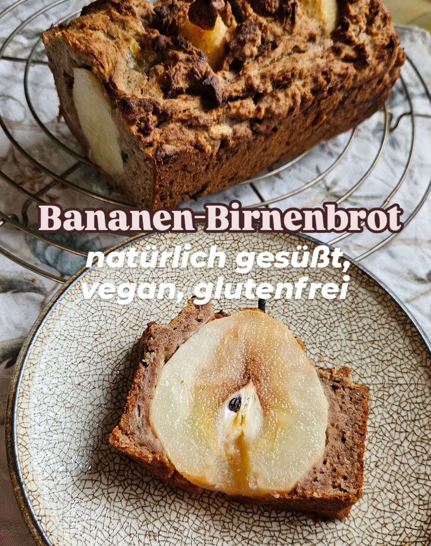 Birnen - Bananenbrot Good Mood Food 🍐🥰
Optional eine gesunde Frühstücksalternative
Wir haben aus geretteten Bio Boxen sehr häufig reife Bananen zu Hause und lieben Bananenbrot. So ist dieses Rezept entstanden.
Natürlich gesüßt und extrem lecker
Für 1 kl. Kastenform (20 cm)
2 reife Bananen mit der Gabel zerdrücken
60 g zergangene vegane Butter (oder Alternative nach Wahl)
100 ml Mandelmilch (oder Alternative nach Wahl)
100 g gemahlene Walnüsse
150 g Buchweizenmehl mit 2 TL Weinsteinbackpulver vermengen
1 TL Ingwerpulver
2 TL Vanillepulver
Uns reicht die Süße aber falls du es süßer magst 3-5 Datteln klein hacken und untermengen
Alle Zutaten gut zu einem Teig vermengen
1/3 des Teigs in eine gefettete Kastenform füllen.
3 kleine Birnen (optional schälen, unten Strunk wegschneiden) leicht in den Teig drücken, Birnen stehen mit Stil nach oben in der Form
Restlichen Teig um Birnen herum geben, dabei können die Birnen ein Stück oben rausschauen
Bei 180°C Umluft im Ofen 45 Minuten backen
10 Minuten abkühlen, dann löst sich Kuchen gut aus der Form
Schmeckt warm oder hält gekühlt 2-3 Tage
Viel Genuss und alles Liebe deine Tina 🧡
#Bananenbrot #natürlichsüß #natürlichgesund
#glutenfrei #vegan bananabread
Birnen