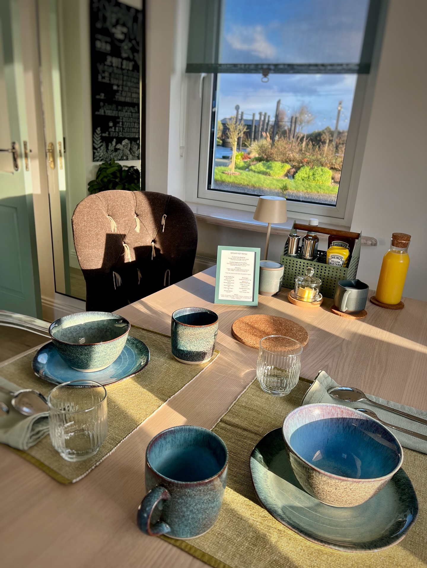 A steaming cup of freshly brewed coffee , golden pastries, fresh orange juice and a breakfast from our à la carte menu … served in sunlight ☀️ #wakeuphappy
•
#thistledownlodge
#breakfast
#hookpeninsula
#visitwexford
#visitireland