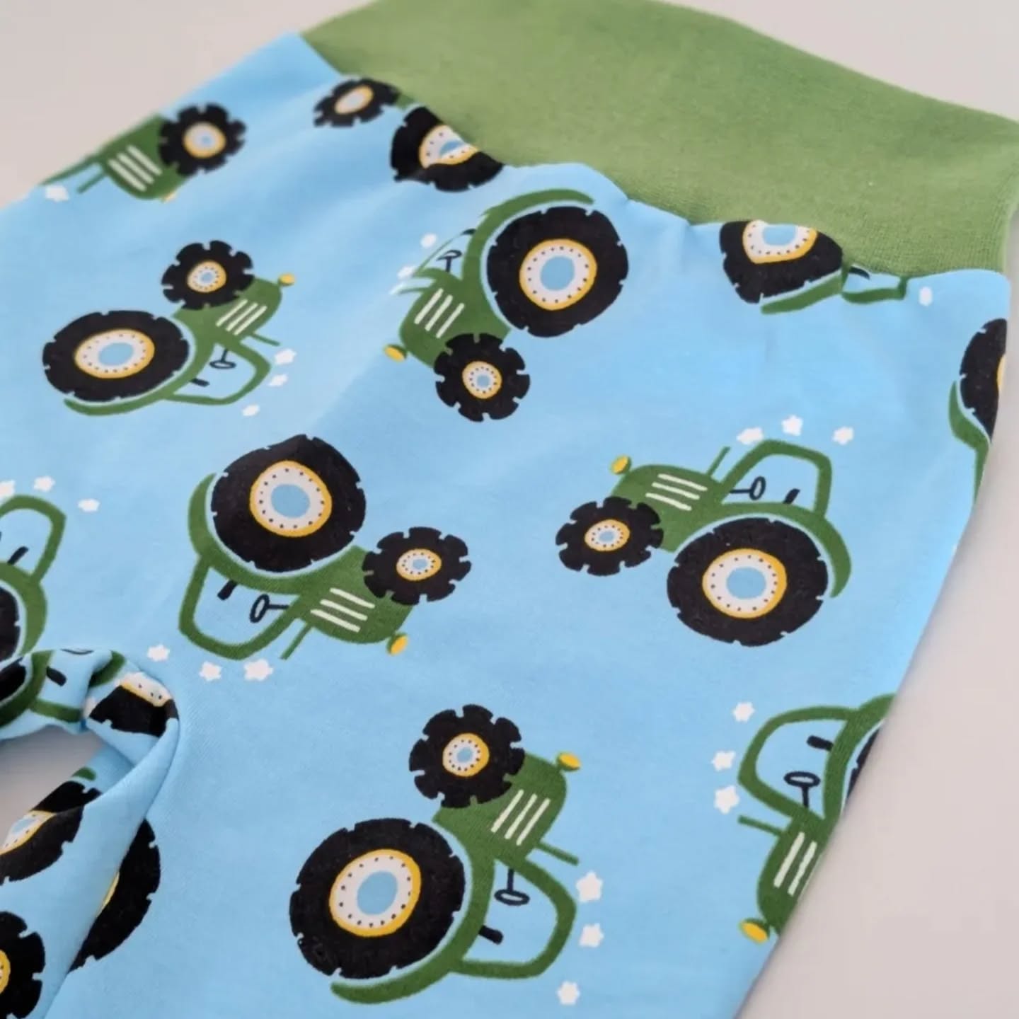 🚜 Traktor-Kollektion 💚
Alles, was kleine Traktor-Fans brauchen – von Kopf bis Fuß 🤍
✨ Viele Bilder im Shop unter neue Kollektion
• Wendejacke
• Strampler
• Hose
• kurze Hose
• Mütze
• Sonnenhut
• Halstuch
Bequem, verspielt und perfekt für kleine Entdecker – egal ob für Alltag, Spielplatz oder Bauernhof-Abenteuer 🌾
👉 Welches Teil ist euer Favorit? 💬
#TraktorKollektion
#Kindermode
#Babymode
#Kinderoutfit
#Jungsmode
BauernhofStyle
KleineEntdecker
HandgemachteKindermode
Babylook
KidsFashion
Sommerkollektion
MamaBusiness
LiebeZumDetail