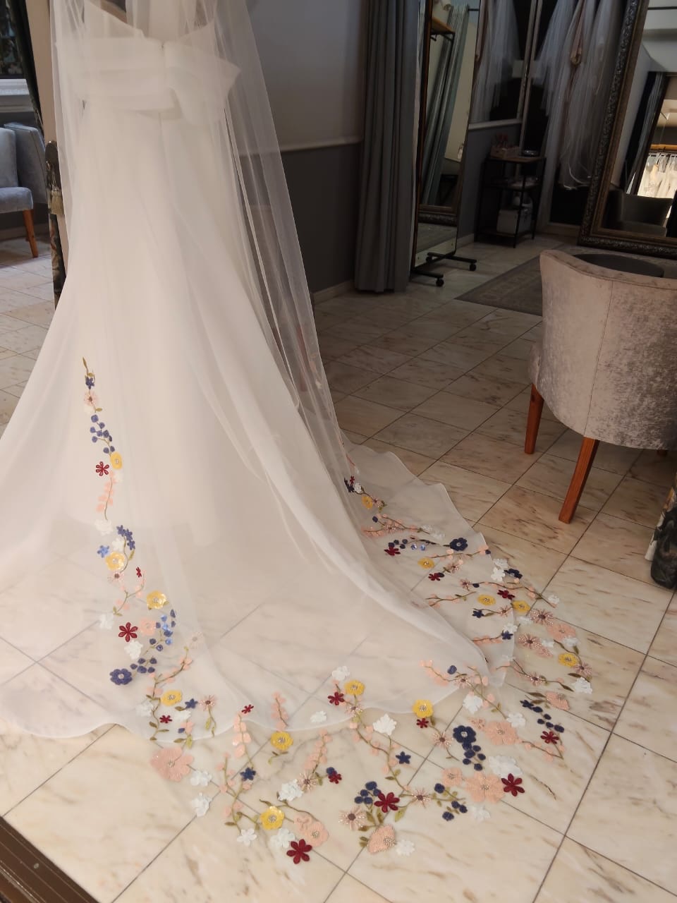 Most stunning detail on this bridal gown by Olivelli🤍🌷
#flowers #detail #weddinggown #engaged #dream