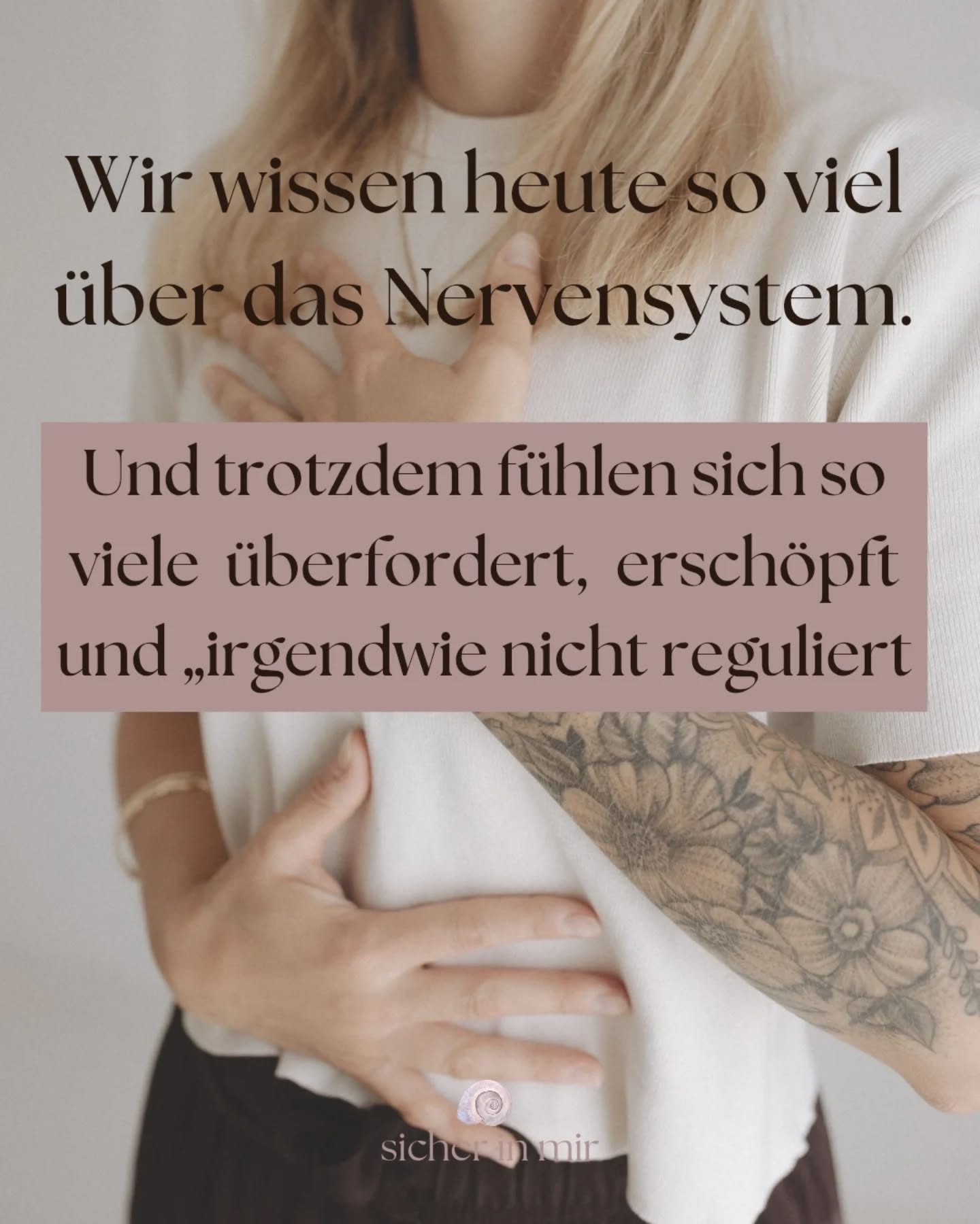 Nervensystemarbeit wird gerade überall sichtbarer – und das ist etwas unglaublich Wertvolles.
So lange ging es um funktionieren, zusammenreißen, durchhalten.
Jetzt darf der Körper endlich mitsprechen.
Und gleichzeitig sehe ich etwas ganz Wichtiges:
》Wir sammeln immer mehr Wissen – über Zustände, Muster, Trauma, Regulation.
》Und trotzdem fühlen sich viele Frauen im Alltag weiterhin überfordert, gereizt oder erschöpft.
Nicht, weil sie es nicht verstanden haben.
Sondern weil Nervensysteme nicht durch Verstehen umlernen.
Unser Körper heilt nicht durch Erkenntnisse.
Er heilt durch Erfahrung.
Durch Sicherheit, die gespürt wird.
Durch Regulation, die erlebt wird.
Durch Dableiben, auch wenn es unangenehm ist.
❗️Wir haben kein Wissensproblem.
Wir haben ein Verkörperungsproblem.
Ein weiterer Mythos ist, dass ein Tool alles sofort „besser macht“.
》Nervensystemarbeit heißt nicht, Gefühle wegzumachen.
❣️Sie heißt, sie halten zu können – ohne zu flüchten, zu explodieren oder zusammenzubrechen.
Es geht nicht darum, sich immer gut zu fühlen.
Es geht darum, sich fühlen zu können – in Sicherheit.
Echte Veränderung passiert nicht im Kopf.
Sie passiert im Körper.
Langsam. Sanft. Wiederholend.
Weniger Wissen sammeln.
Mehr Sicherheit erleben.
Mehr Verkörperung.
Love
Carola
SICHER.IN.MIR
NERVENSYSTEMARBEIT
TRAUMASENSIBEL
FAMILIENCOACHING
EMBODIMENT