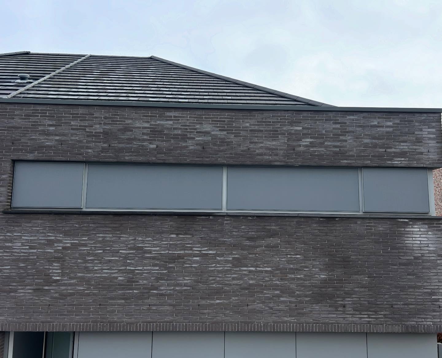 Realisatie te Sint-Lievens-Houtem! 💥
Deze klant kwam aankloppen met de vraag als we een budgetvriendelijkere oplossing hadden in plaats van dure zonweringen voor hun eerste verdiep.
Hier werden vliegenramen voorzien in het correcte ral-kleur (9007) en voorzien van bijpassende screendoek.
Voor een fractie van de prijs van zonweringen, een oplossing om in de zomer het hoofd toch koel te houden binnen! 😎
Extra troef: privacy krijgt u er gratis bij!
#alusolutions #passievoormaatwerk #screen #vliegenramenopmaat