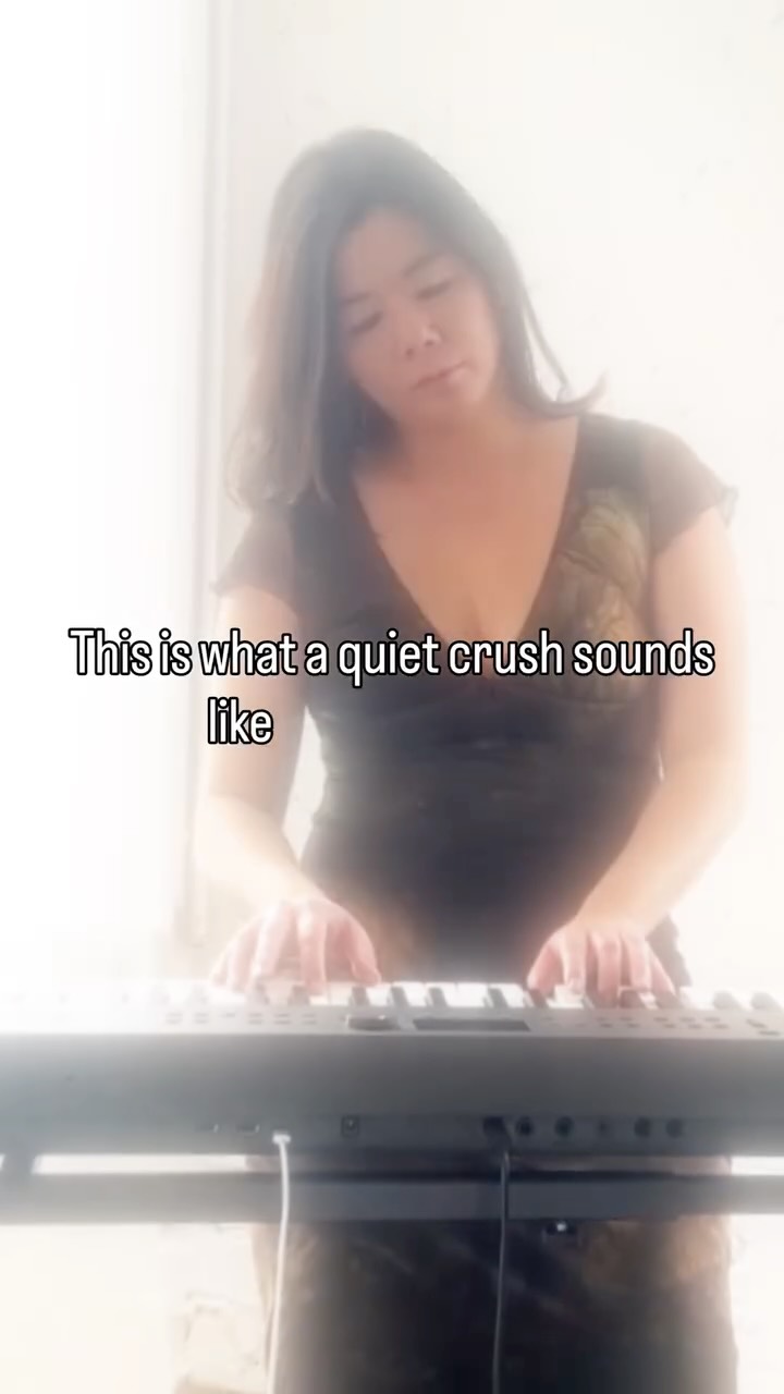 ❗️4 more days till this drops ❗️
“Maybe I Love You, Maybe I Don’t” is a jazzy solo piano piece I wrote, and it captures the sweet uncertainty of a crush.
Sign up in the link in bio ⬆️ to get a FREE copy of this sheet music when it releases on Feb 13!
#pianomusic #pianosheetmusic #pianosheet #pianolover #pianoplaying