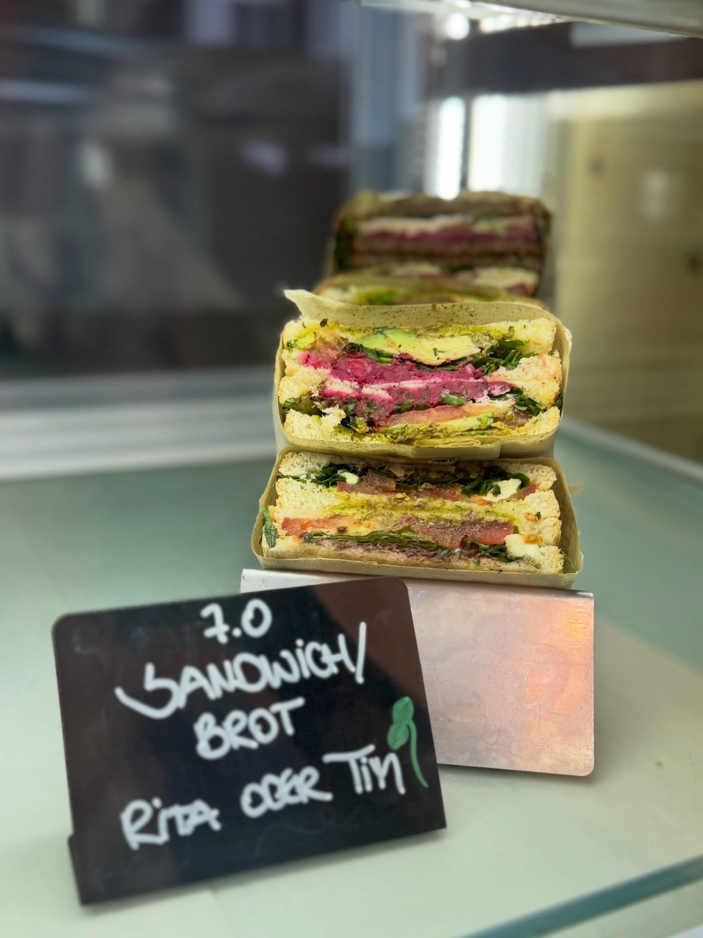 Keine Zeit und Hunger auf etwas frisches und gesundes? Wir haben kleine Snacks für dich, schnell auf die Hand direkt zum Mitnehmen! 🥪🥣
#togo #quick #quickmeals #ontherun