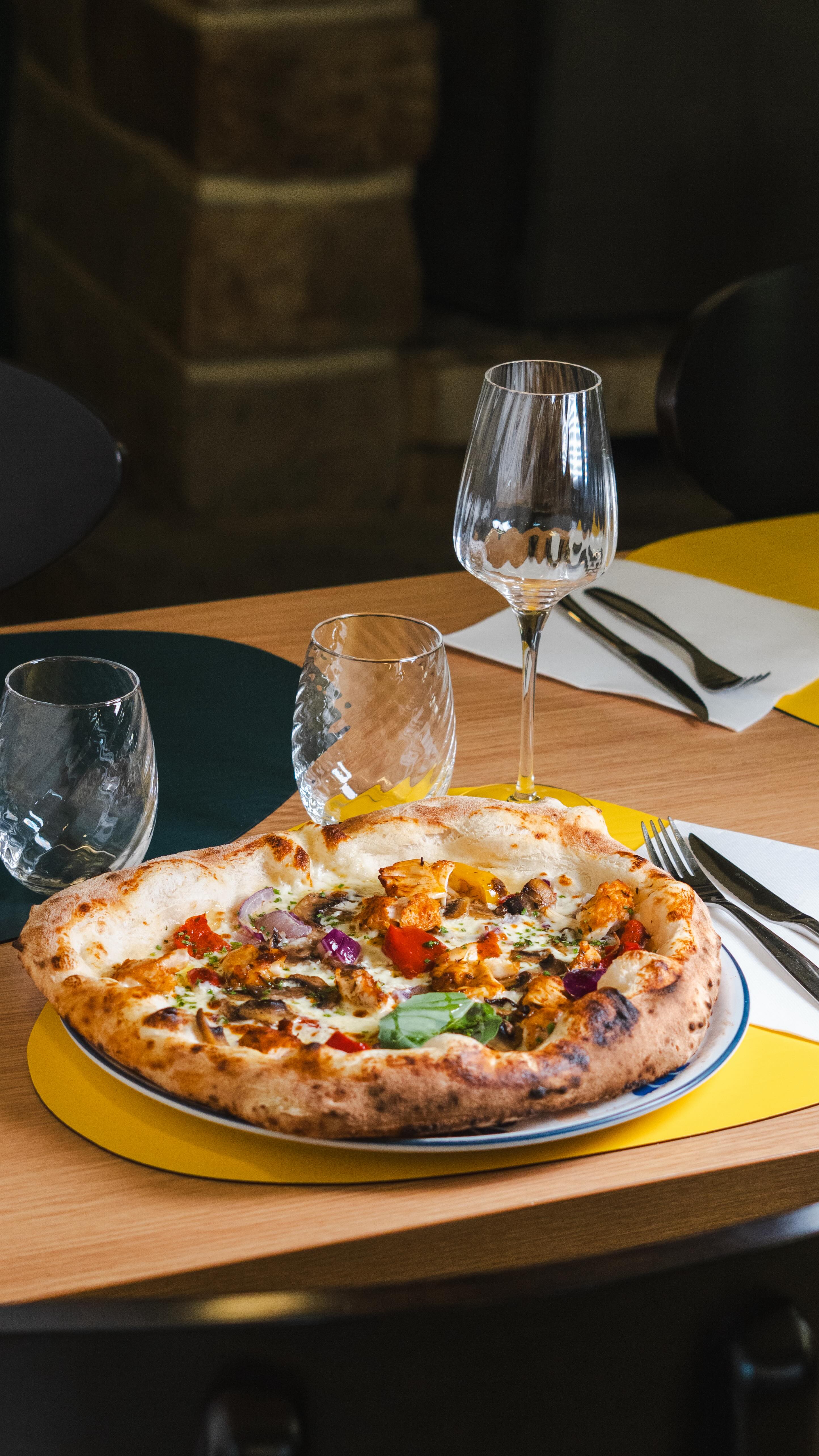 Un service à la Bacotte 🔥
Toute l’équipe se réunit pour vous souhaiter de belles fêtes 💛 On se retrouve à partir du vendredi 26 le midi !
#restaurantitalien #pizza #italianfood