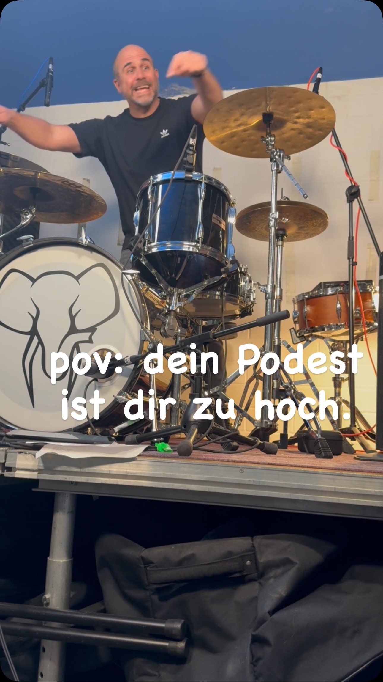 armer Marc 🥺 pov: dein Podest ist dir zu hoch.
#drums #lennyarrived #schlagzeug #liveband #livemusic