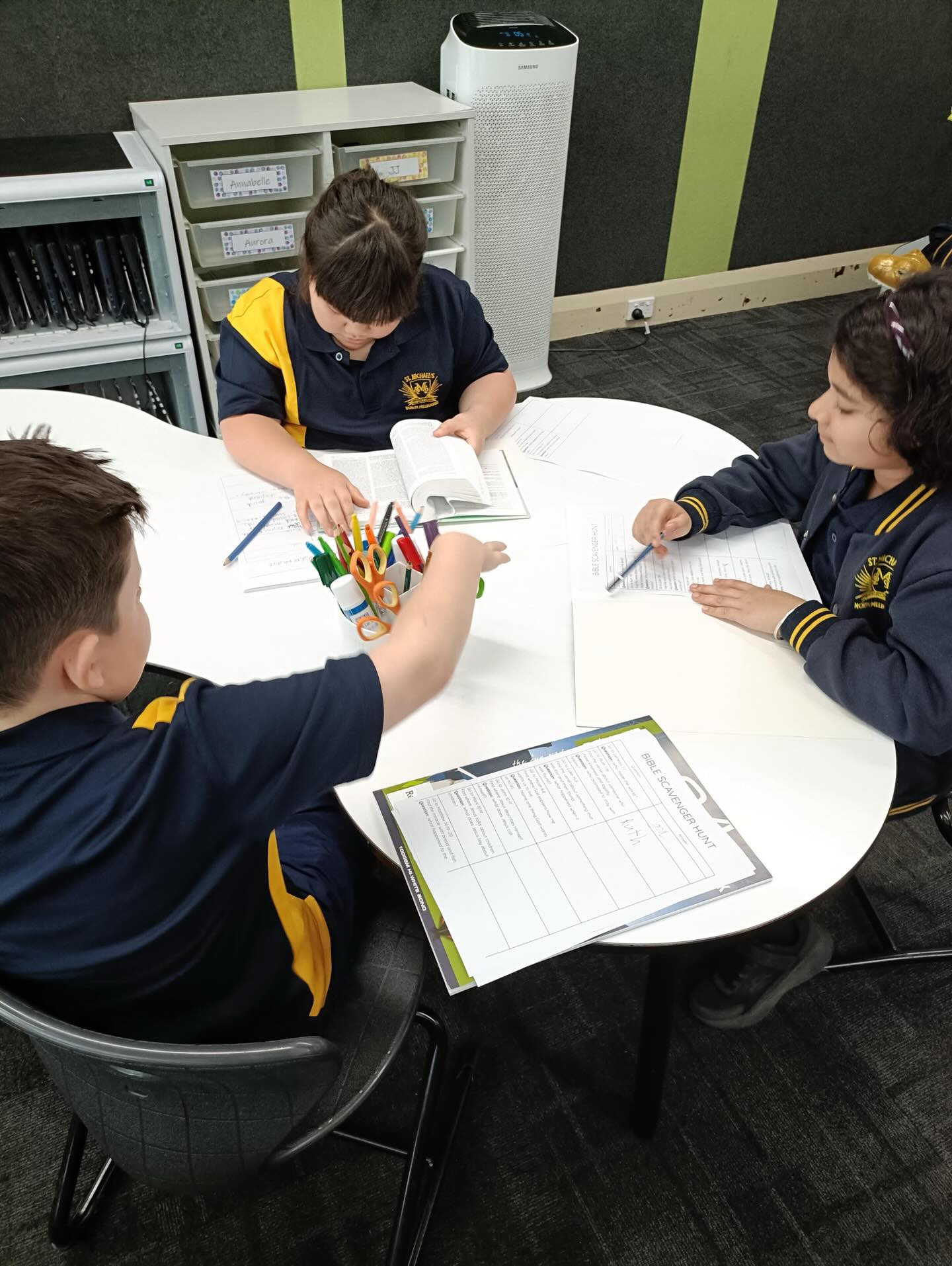 In Religion lessons, our 3/4 students have been learning how to use a Bible. They explored how to locate different books, chapters and verses and worked collaboratively in groups to follow clues during a Bible scavenger hunt! Keep up the great work ⭐✝️