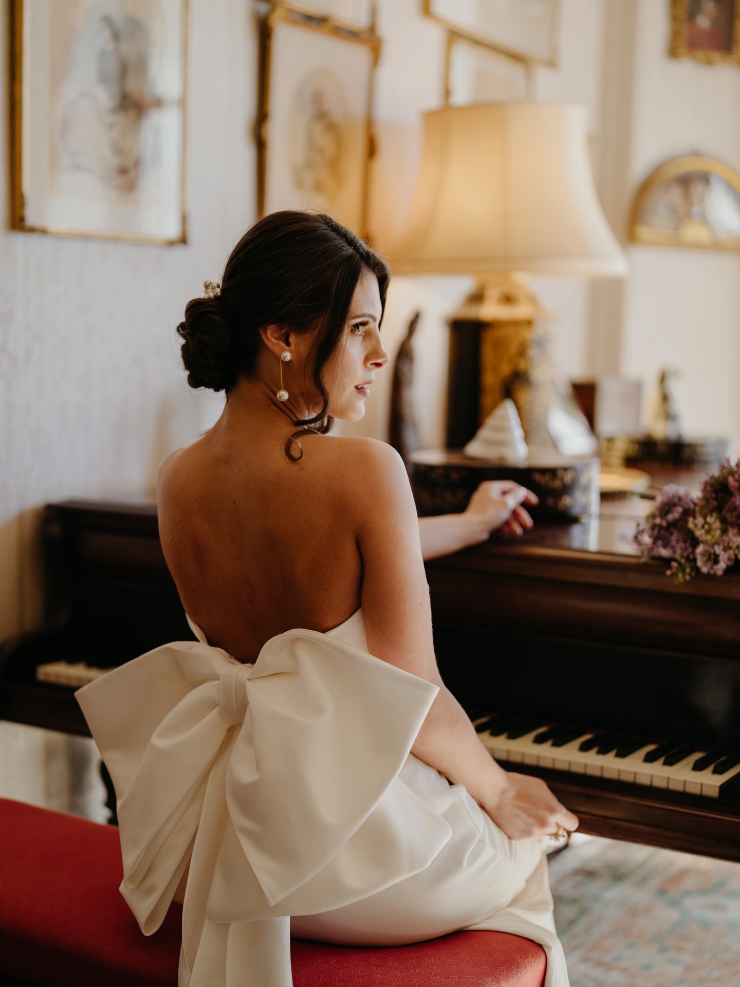 This is what it looks like when a bride feels calm, confident, and fully present on her wedding day.
Every detail considered.
Enough space to breathe.
A day that flows because it was planned with intention.
#somersetweddingplanner #pennardhousewedding #somersetwedding #weddingplanninguk #weddinginspo
Venue - @pennardhouse
Concept & MUA - @gillianrachelelizabethmua
Hair - @viks_bridalhair
Dresses - @corsham_bridal_boutique
Stylist - @scarlettroseevents
Cake - @clairehansencakes
Photography - @jodiehurdphotography
Content Creator - @regisweddingmedia
Illustrator - @inkandlace_illustrated
Flowers - @jmfloraldesigns
Suit - @deanesofcheddar
Violinist - @lauraseymourviolin
Stationary - @loveflorastudioco_
Bride - @thebridemodel