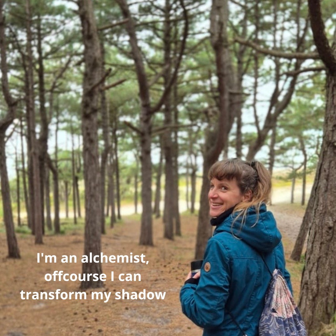 The #divinefeminine, ofwel het goddelijke vrouwelijke. Een energie die iedereen in zich heeft, maar lange tijd op deze aarde onderdrukt was door alle duisternis. Een groep vrouwen die afgelopen jaren, veelal onzichtbaar, deze energie in zichzelf heeft geactiveerd.
Een vrouw die door de maatschappij niet wordt gezien voor wie ze is.
Deze pijn heeft ze ten diepste te helen.
Er lopen talloze imitaties rond die zich voordoen als een divine feminine.
Vrouwen die daarvoor veel aandacht en erkenning krijgen.
Een ware divine feminine krijgt voor haar pad van heling geen bevestiging vanuit de buitenwereld.
De enige op wie zij indruk maakt is het universum.
Alleen degenen die uit de illusie stappen kunnen haar werkelijk zien voor wie ze is.
Sommigen voelen haar energie wel, maar kunnen dat niet handelen.
Daarom krijgt ze veel geprojecteerde pijn op haar afgevuurd.
Of mensen rennen weg van haar.
Vooral mannen.
Dit brengt immense pijn van verlating, verloochening en onderdrukking met zich mee.
Pijnen die ze zal moeten helen, in zichzelf en voor het vrouwelijke collectief.
Diep van binnen weet ze dat er een tijd komt dat haar kracht nodig is.
Daarvoor moest ze eerst in de hel zijn geweest.
De illusie van separatie overstegen hebben en haar ego getemperd.
Alleen zo kan ze anderen helpen die haar nodig hebben.
Niet door ze te coachen, maar door een voorbeeldend lichtje te zijn.
Haar stilte klinkt luider dan haar aanwezigheid en dat weet ze.
Haar energie kan aanvoelen als een vloek voor degenen die niet bereid zijn om het innerlijke werk te doen.
En dat is de bedoeling, dat is haar missie; andermans schaduw verlichten.
Door eerst haar eigen schaduw te transformeren.
#transformation #heling #divinefeminineenergy #divinefeminineenergy #schaduwwerk