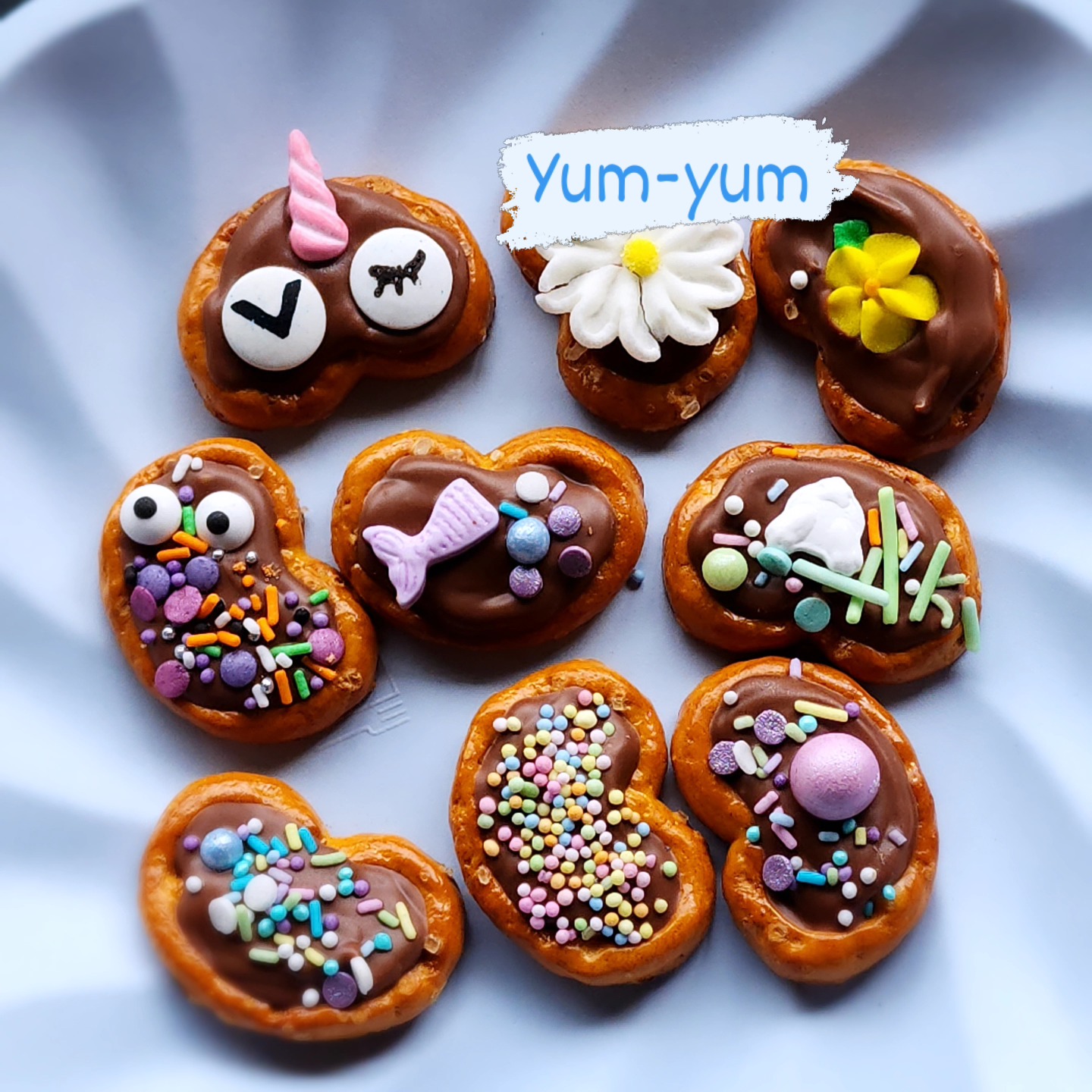 Hey vrienden! ๐
Deze week deel ik elke dag iets leuks dat je kunt verwachten op het Zuiders Feest op het Erf op zondag!
Vandaag een kijkje in mijn nieuwste experiment: chocolade en pretzel traktaties met vrolijke sprinkles! ๐ซ๐ฅจโจ Een perfecte traktatie voor de kinderen! Wat denken jullie? Moet ik ze opnemen in ons aanbod voor verkoop op zondag? Laat me weten wat jullie ervan vinden! ๐
#ZuidersFeest #Averechten #ZoeteTraktaties #ZelfgemaaktLekkers #KeukenExperimenten #FeedbackWelkom #TotDan