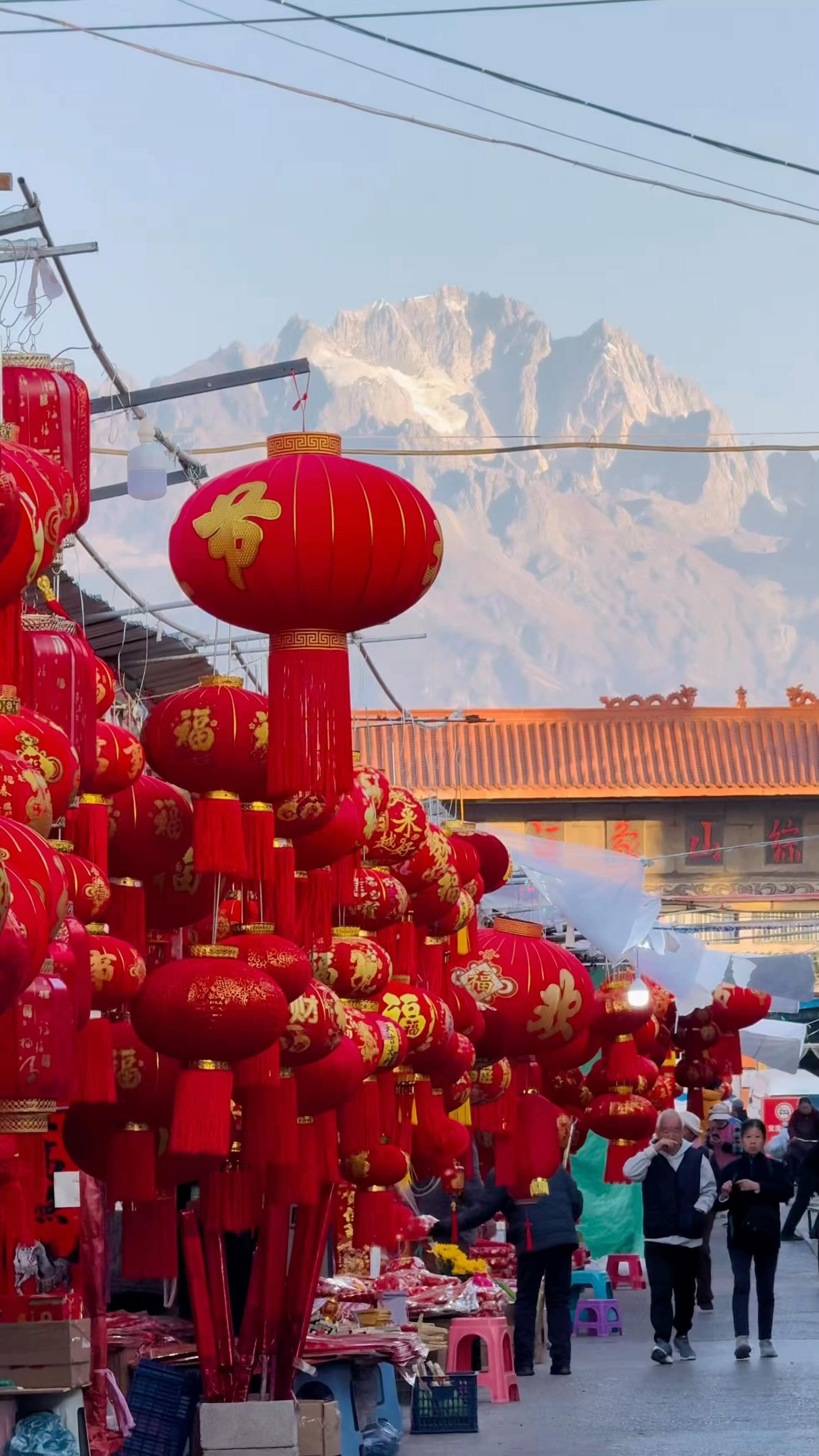 The Jade Dragon Snow Mountain has seen a thousand new years. This year is no different.
Red lanterns glow. Shoppers hurry. The market stirs one last time before Chinese New Year.
Spring is almost here.
📍Lijiang, China
#chinesenewyear #yunnan #lijiang #woksandwonders