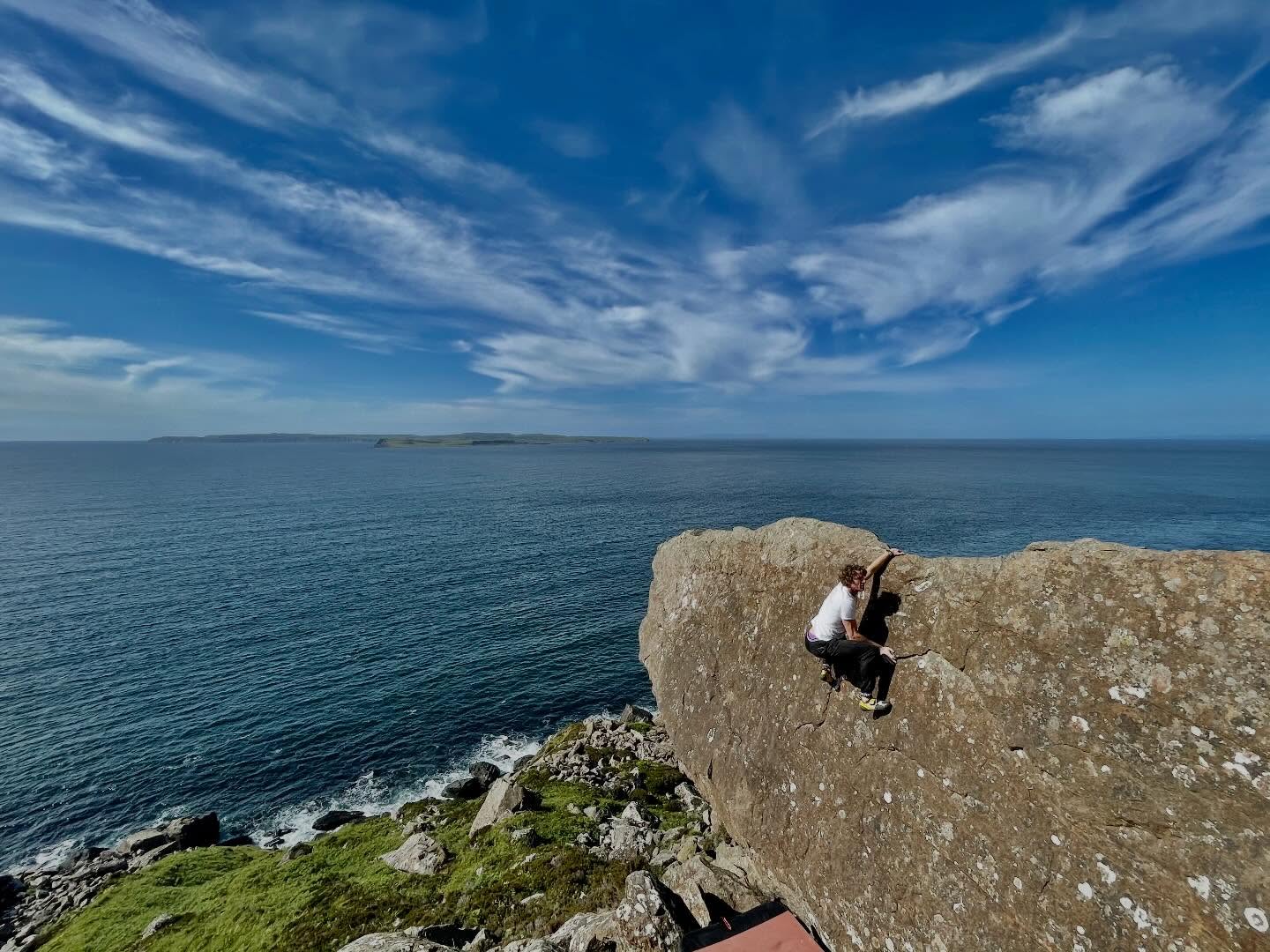 Na Bolláin Runda, Fairhead.
Big skies. Endless boulders.
Evening sun lighting the stone and the sea beyond.
A long approach, wild ground, and hundreds of lines waiting to be explored.
Not for the faint-hearted, but always worth the effort.
🔥 Coming in the Fairhead Bouldering Guide — Second Edition.
New areas. New problems. Same uncompromising Fairhead.
Watch this space.
1. Rob Hunter opening A moth to the light 7A
2. Veronica Lee sending Attack of the drones 6C+
3. Lee Carabini ready to pounce Shadows of a setting sun 7A
4. Mehaul cruising Iron egg technique
5. Aurora from Explore Fairhead ❤️
6. Si opening Head Games 7A