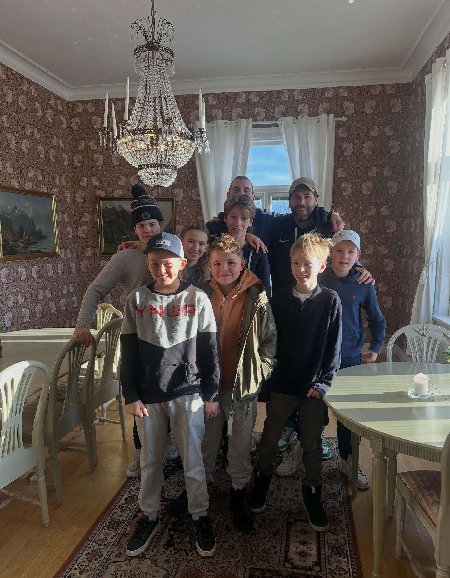 Vilket härligt gäng och vilka grymma dagar vi har haft i Växjö🤩🔥Tack @vaxjots för ett bra upplägg som vanligt och grymt häng i hallen🎾 Stort tack @hedinautomotivekungsbacka för lånet av bilen som gjorde det möjligt att ta oss till tävlingen (trots snökaos)❄️ #tillsammansärvistarka #allezktk