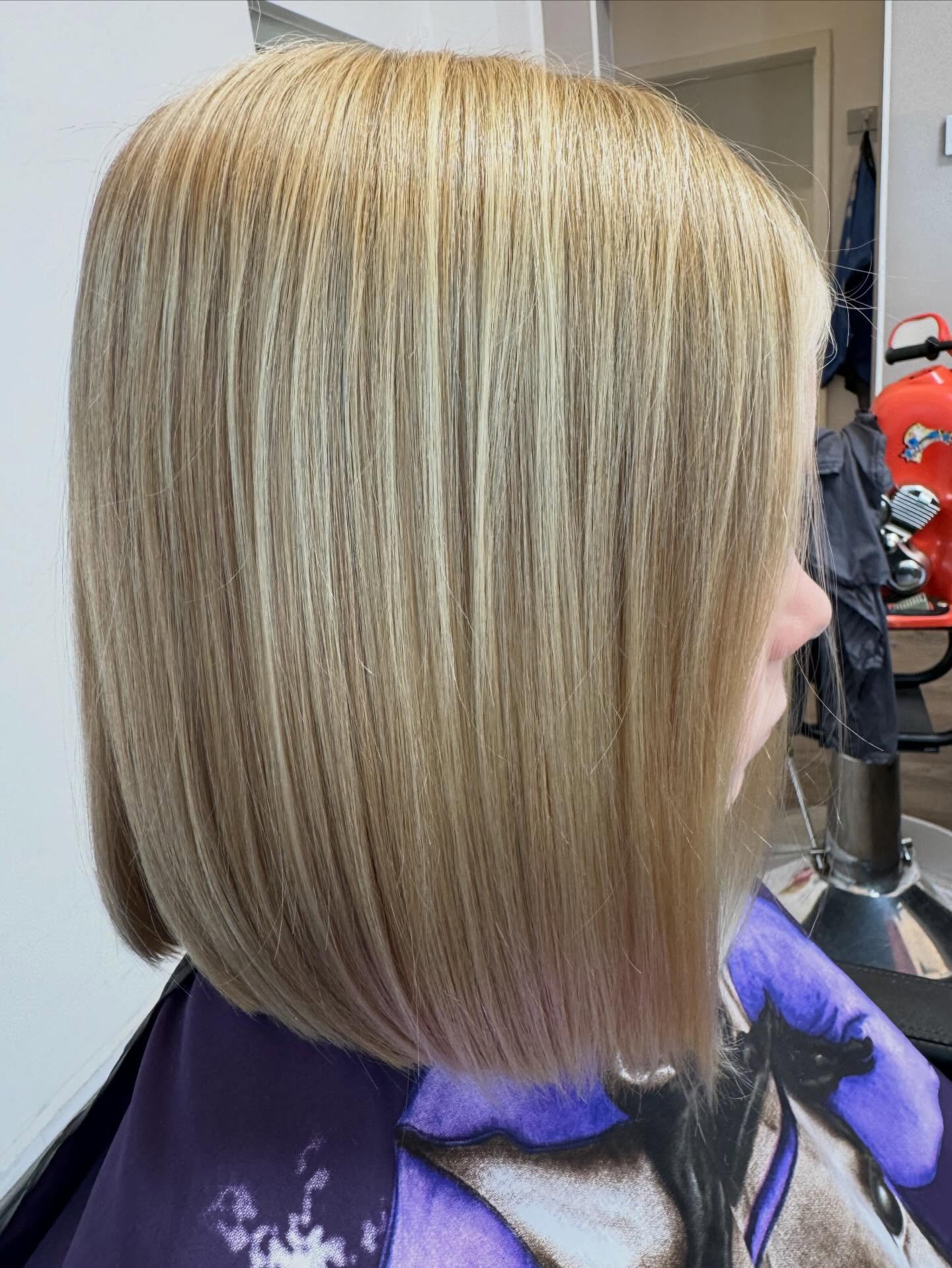 Was ein tolles Strähnenbild und voll Natur. Das können nur Kinderhaare🩷
#ratzmatzhairdressingforkids #naturehair #kidscut #kinderfriseurwiesbaden