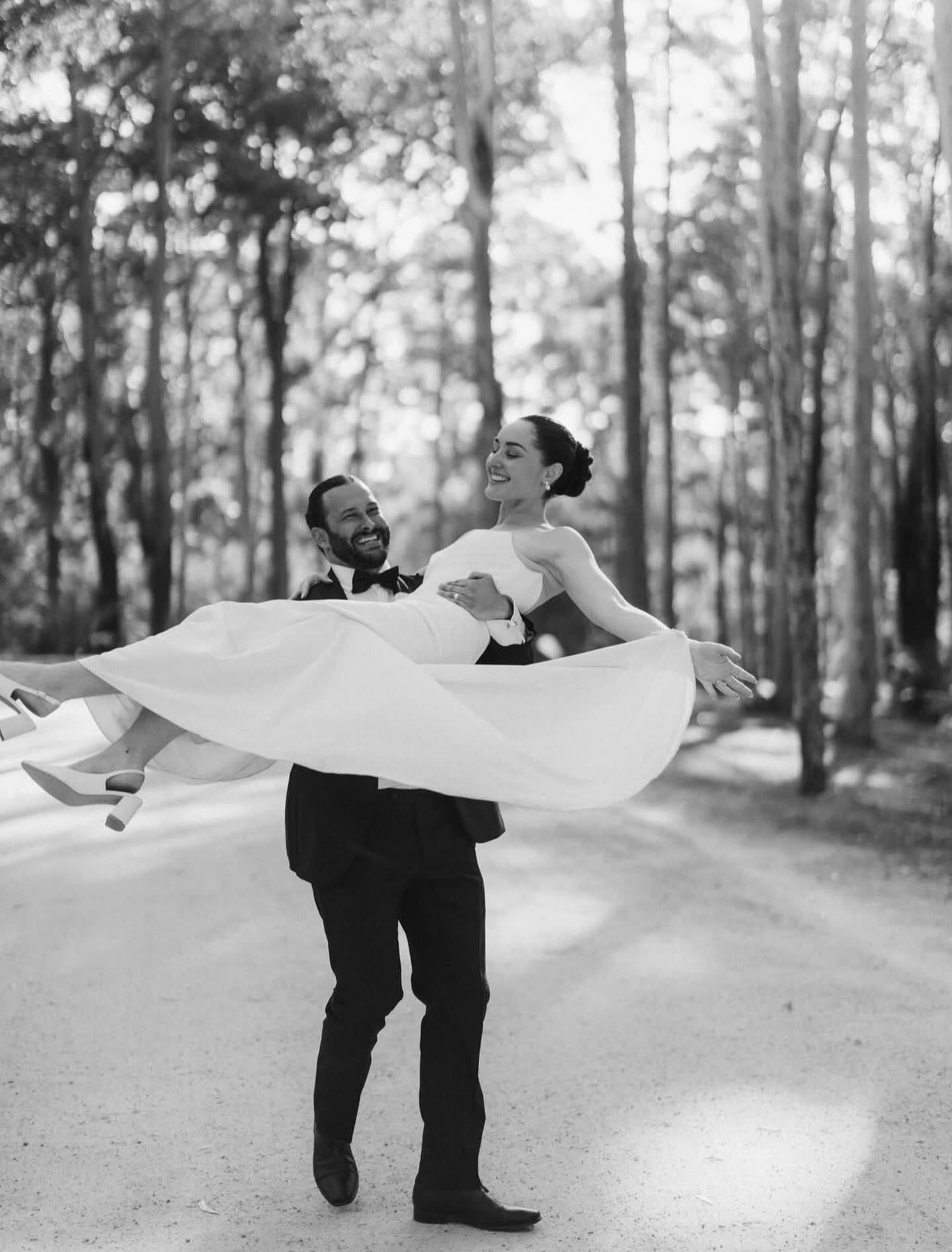 We adore this photo 🥹💫💕
A beautiful couple sporting his and hers buns by @bridalglowco.
A dream team -
Venue: @thejacksonranch_
Photographer: @mitchpohl
Makeup: @bridalglowco ASH
Bride & bridal party hair: @bridalglowco CHELSEA T
Grooms hair & grooms party: @bridalglowco EMILY
Coordination: @rhiannasmithevents
Blooms: @ivylanecollective
Celebrant: @thevow_ceremonies
Dress: via @hopexpage
Entertainment: @silentshoutent
Grooms suit: @mjbale