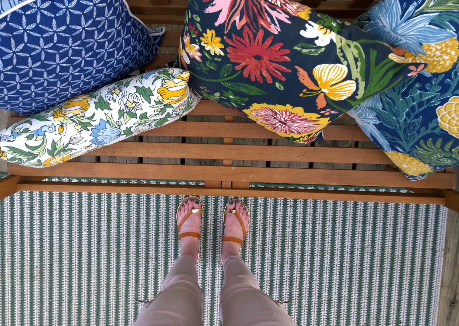 Colors and flowers and stripes, oh my! 💐😍