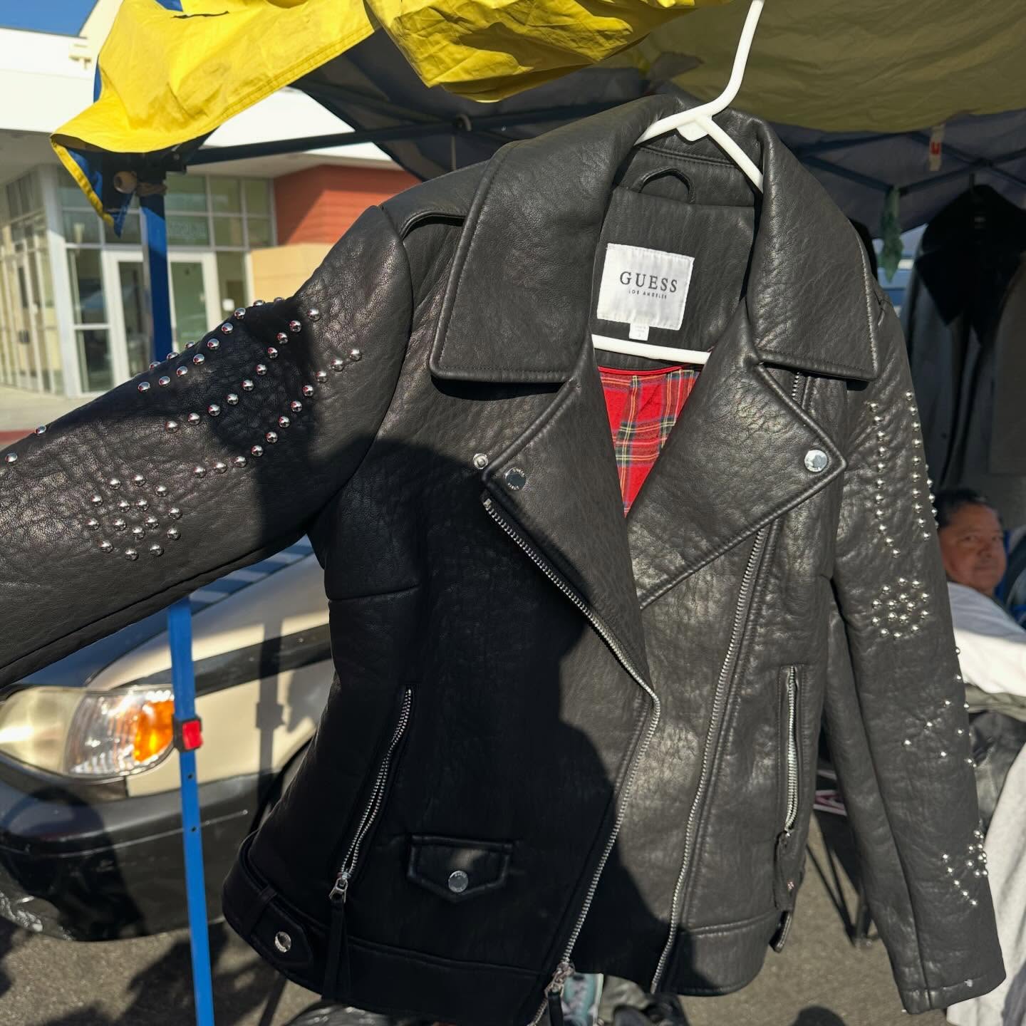 @the3rdgen nice find today…
#staythrifting #stayfinding #stayfly #thrifting #thrifstore