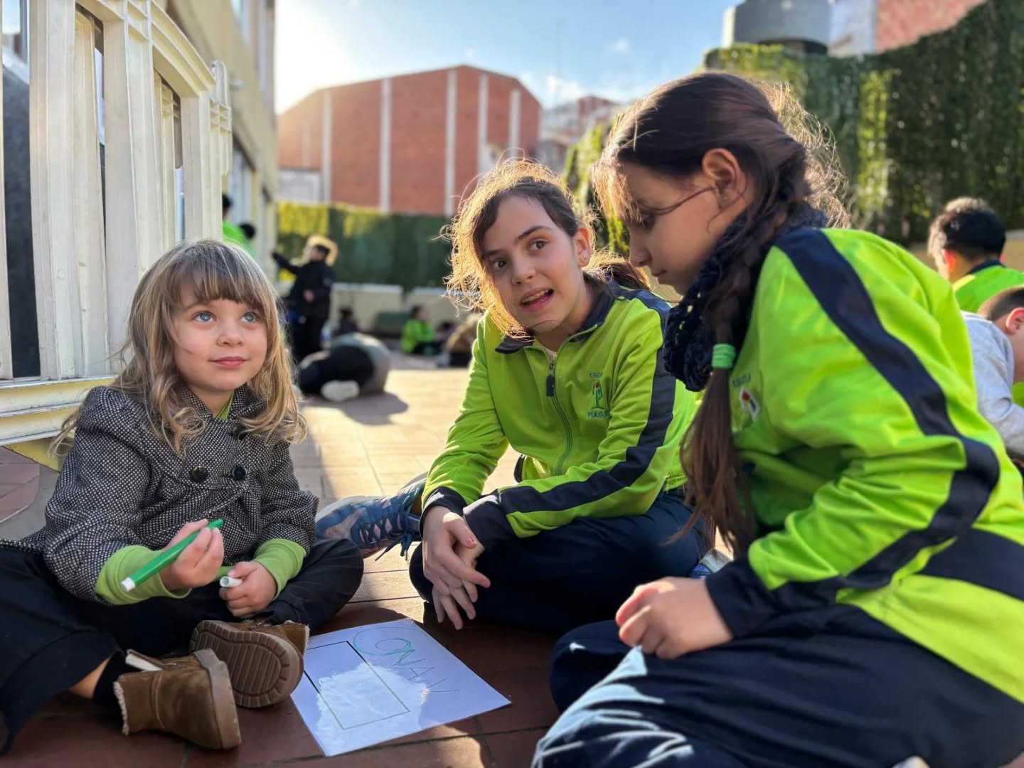 I3 gaudeix amb els seus padrins/es practicant lletres al pati!
💚💚💚
#EsperitPiaget
#PassioPerlEscola
#SomEscola
#ElCarmel