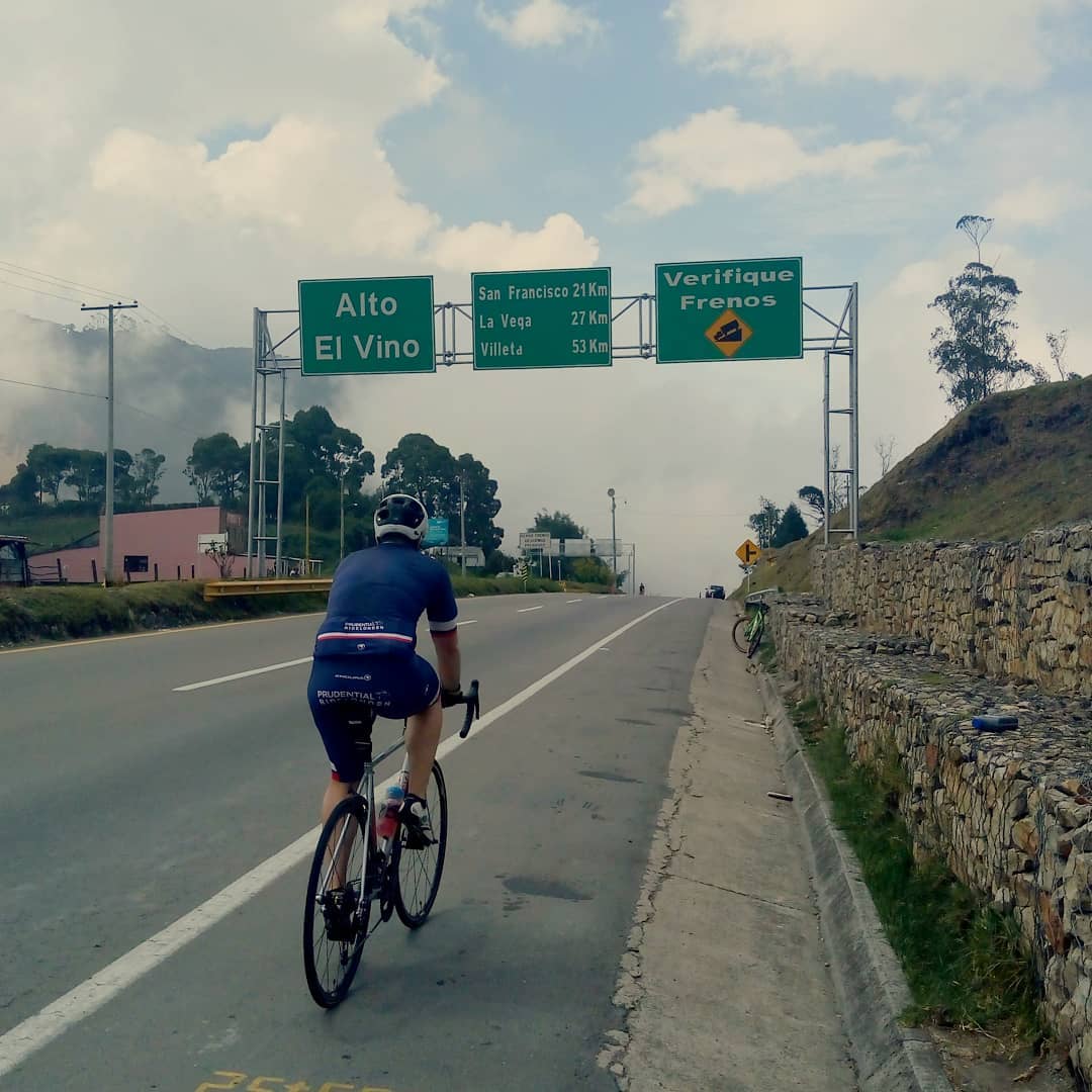 In France the name is Col, in Italy is Passo, in Spain puertos , in Colombia at the mountain passes we call them Alto!! cyclists who love to climb, always look for new climbs. We invite you to Colombia, it really is a paradise for climbers! 🏞️🚵♀️ #passo #cyclingcamp
#pass #climbingcyclist #cyclingshot #roadcycling #cycling #cyclingholidays #colombia