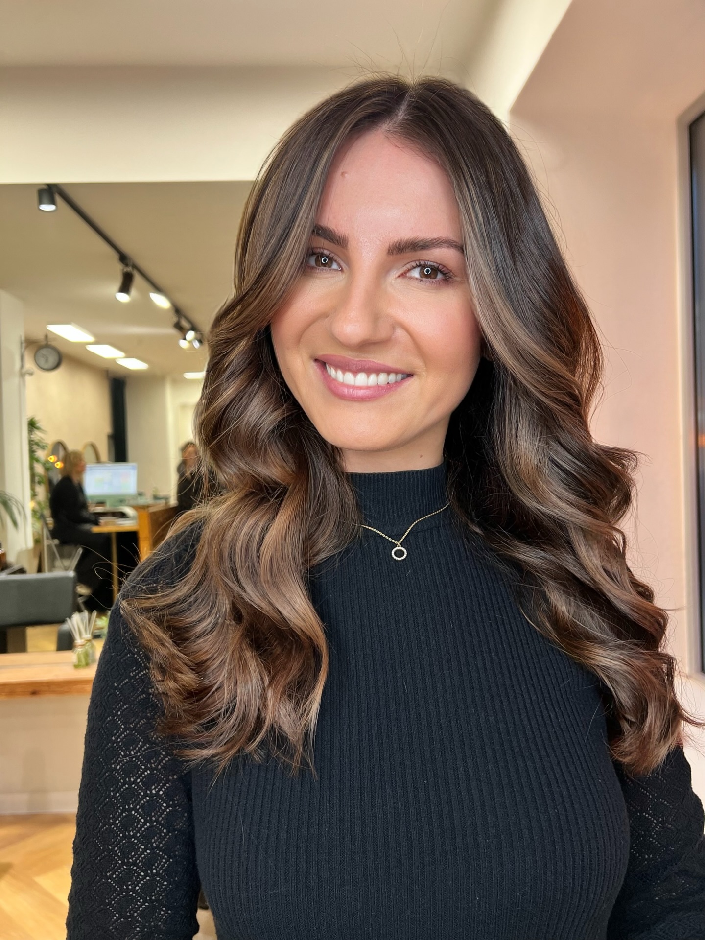 Brunette Glow 🫶🏻
Airtouch Balayage für Brünette sorgt für einen ultra-weichen, natürlichen Farbverlauf ohne harte Linien. Durch die spezielle Föhntechnik entsteht ein sanfter Übergang vom Naturton zu helleren Nuancen wie Caramel, Beige oder Mocha.
Das Ergebnis: mehr Dimension, mehr Glow, weniger Ansatz-Stress – und ein luxuriöser, pflegeleichter Look, der monatelang schön bleibt. ✨
#airtouchbalayage #brunette #hairinspo #balayagemünchen#madewithschwarzkopfprode