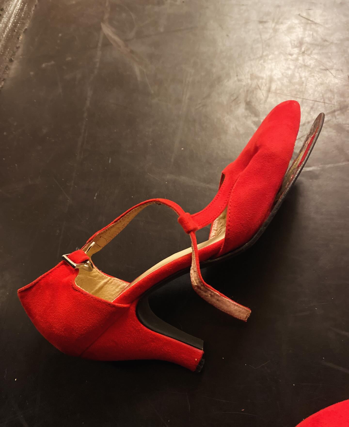 Dopo quasi 14 anni di onorato servizio, stasera le scarpe iconiche indossate da @tringalide in ARBEIT hanno definitivamente deciso di andare in pensione!
Ma non lo spettacolo: ARBEIT continuerà a girare i teatri ancora per molto!
#teatrobresci @giorgiosangati @giorgio.sangati.director @teatrobresci