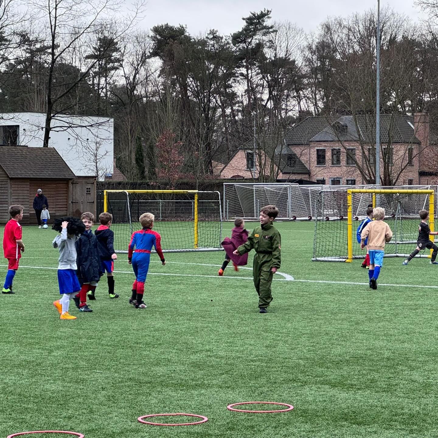 Vanmiddag was het carnaval op de club. De jongste leden kwamen verkleed naar de training. Gezellig om zo eens samen met de vriendjes te spelen.
.
.
#clubkoningshof #waarjealtijdthuisspeelt #carnaval #training #voetbal