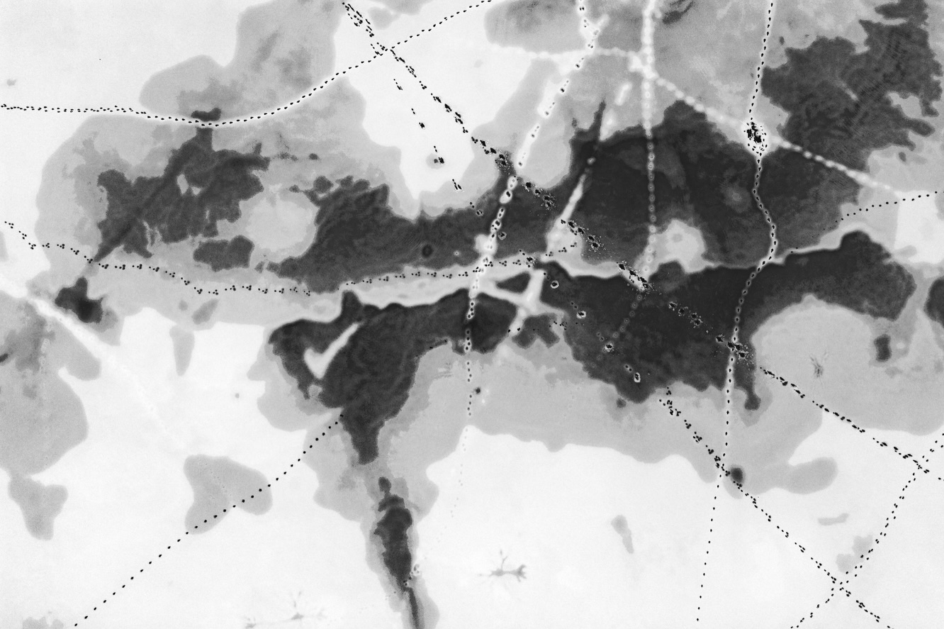 Seen from above, the frozen lake turns into a quiet map of movement.
Animal tracks cross the surface like drawn lines, hesitant here and decisive there, forming patterns that only reveal themselves from a distance.
Melting snow settles over the ice in thin layers, softening edges and creating shifting tones of grey. What is solid becomes fluid, what is temporary leaves a trace. The landscape is no longer just winter scenery, but a surface of memory and passage.
These aerial views explore how perspective transforms simple moments into abstraction.
Footprints become networks, crossings become intersections, and silence becomes visible. What disappears within hours on the ground lingers for a brief moment from above, a fragile choreography between nature, time, and thaw. #skypixel