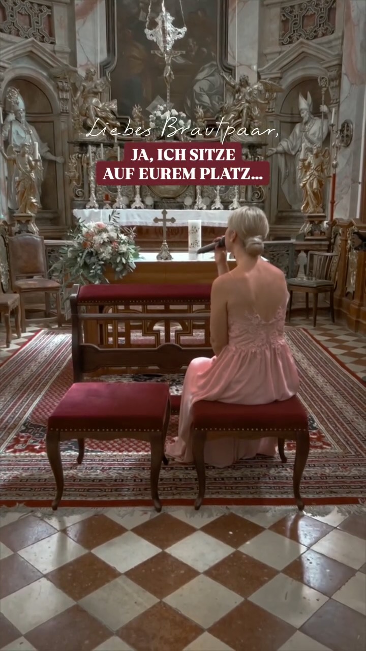 Liebes Brautpaar, ja - manchmal sitze ich auf eurem Platz 🤭
Und das mit vollster Absicht und aus einem ganz einfachen & guten Grund: Damit ich mich selbst davon überzeugen kann, dass ihr hier das schönste Klangerlebnis habt.
Natürlich habe ich immer einen erfahrenen Tontechniker an meiner Seite, der sich um die komplette Beschallung kümmert und dafür sorgt, dass alles perfekt eingestellt ist- für euch & eure Gäste.
Aber doppelt hält bekanntlich besser 💪🏼💪🏼
Und mir ist es wichtig, zusätzlich selbst zu hören, wie eure Wunschlieder genau dort klingen, wo ihr gleich „Ja“ zueinander sagen werdet 🤍
#hochzeitssängerin #trauung #hochzeitsplanung #hochzeitsmusik #whenyousaynothingatall schloss_duernstein