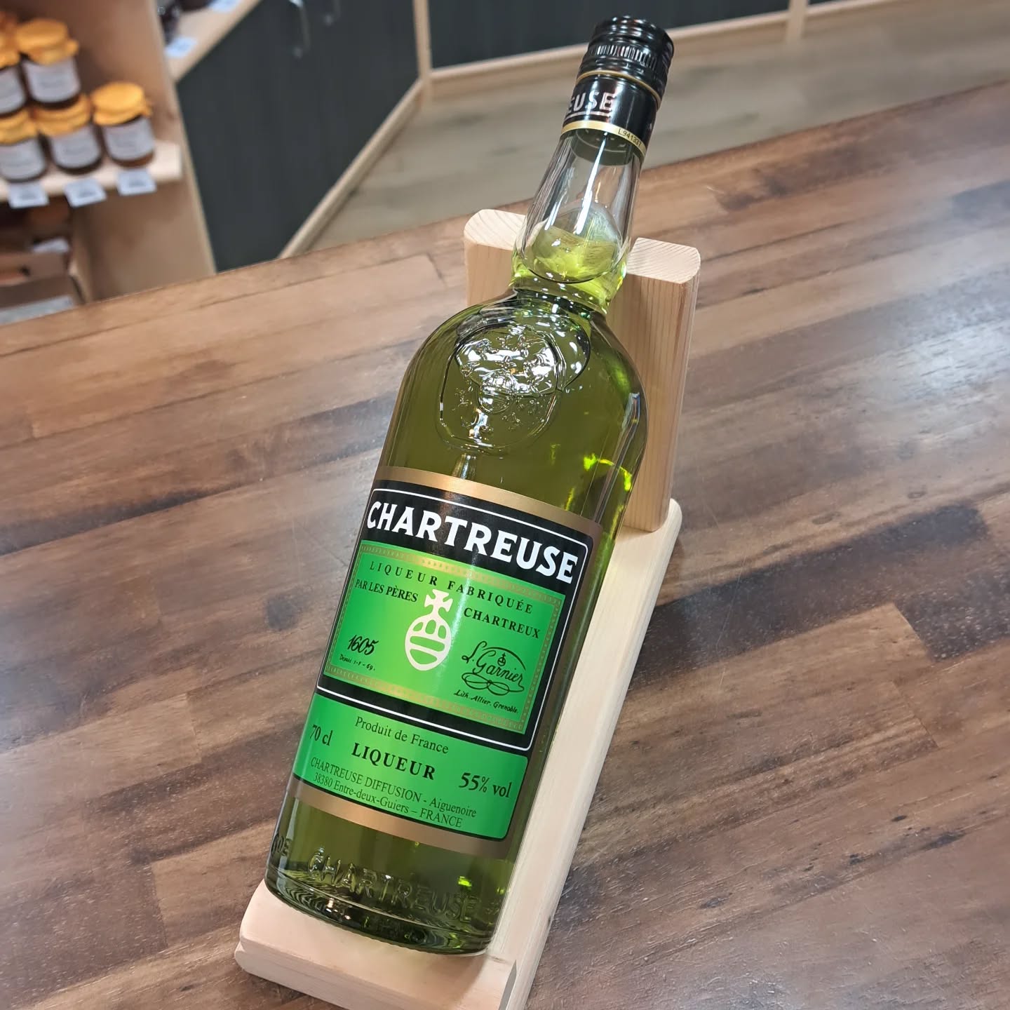 | Spiritueux |
Elle est de retour en boutique, la Chartreuse Verte ! En quantité limitée 😬
Sa puissance et sa complexité aromatique provenant de 130 plantes, fleurs, écorces et épices ne vous laisseront pas indifférent 🌱
L'abus d'alcool est dangereux pour la santé.
#chartreuse #caviste #saoneetloire