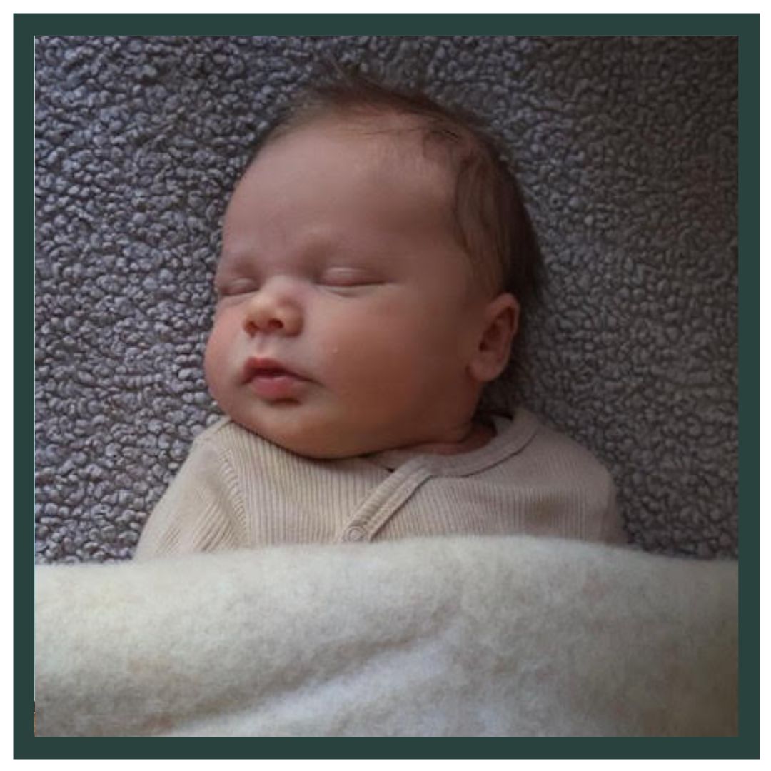 WELKOM BENJI! 💙
Dit lieve kereltje heet Benji. Hij is geboren op 13-1-2026 om 19:53 uur. Hij woog 3990 gram bij 41+1.
We leerden zijn mama Shannen, papa Maarten en grote broer Charlie kennen toen ze bij 20 weken zwangerschap naar ons overstapte vanuit een andere verloskundigenpraktijk. We zorgden ervoor dat ze ons allemaal nog een keer gezien had tijdens de zwangerschap, en gelukkig gaf Benji ons daar ook even de tijd voor. 😉
Op 13 januari was het zo ver! De hele nacht had het gerommeld en de weeën werden steeds pijnlijker. De bevalling van Charlie was snel gegaan, dus trok Shannen zoals afgesproken op tijd aan de bel. 📞 Zoë kwam bij hen thuis langs. De weeën waren nog beginnend en moesten nog wat verder doorzetten. Later op de dag ging Zoë nog een keer langs. Inmiddels waren de beginnende weeën omgeslagen naar heftige weeën, en toen Zoë net binnen was braken ook spontaan de vliezen! 💦 Samen vertrokken ze naar het ziekenhuis. Toen ze daar aankwamen was het rond 19:00u, de tijd waarop Joyce de dienst overnam van Zoë. Shannen had op dat moment pittige weeën, die ze met wat coaching en de warme douche op haar rug heel dapper opving! Na de lange aanloop van vandaag ging het laatste stukje ineens heel vlot, en al snel kreeg Shannen persdrang! Na slechts 8 minuten persen werd een lief klein kereltje geboren! Er volgden tranen van opluchting en geluk! ❤️ Wat mag je trots zijn Shannen! 🤩
Lieve Shannen, Maarten, Charlie en Benji, we wensen jullie alle geluk samen! Geniet van jullie mooie gezin! Veel liefs, team LEV. 🤎
#bevalling #geboorte #babyboy #verloskundigen #LEV #liefdevol #vertrouwd