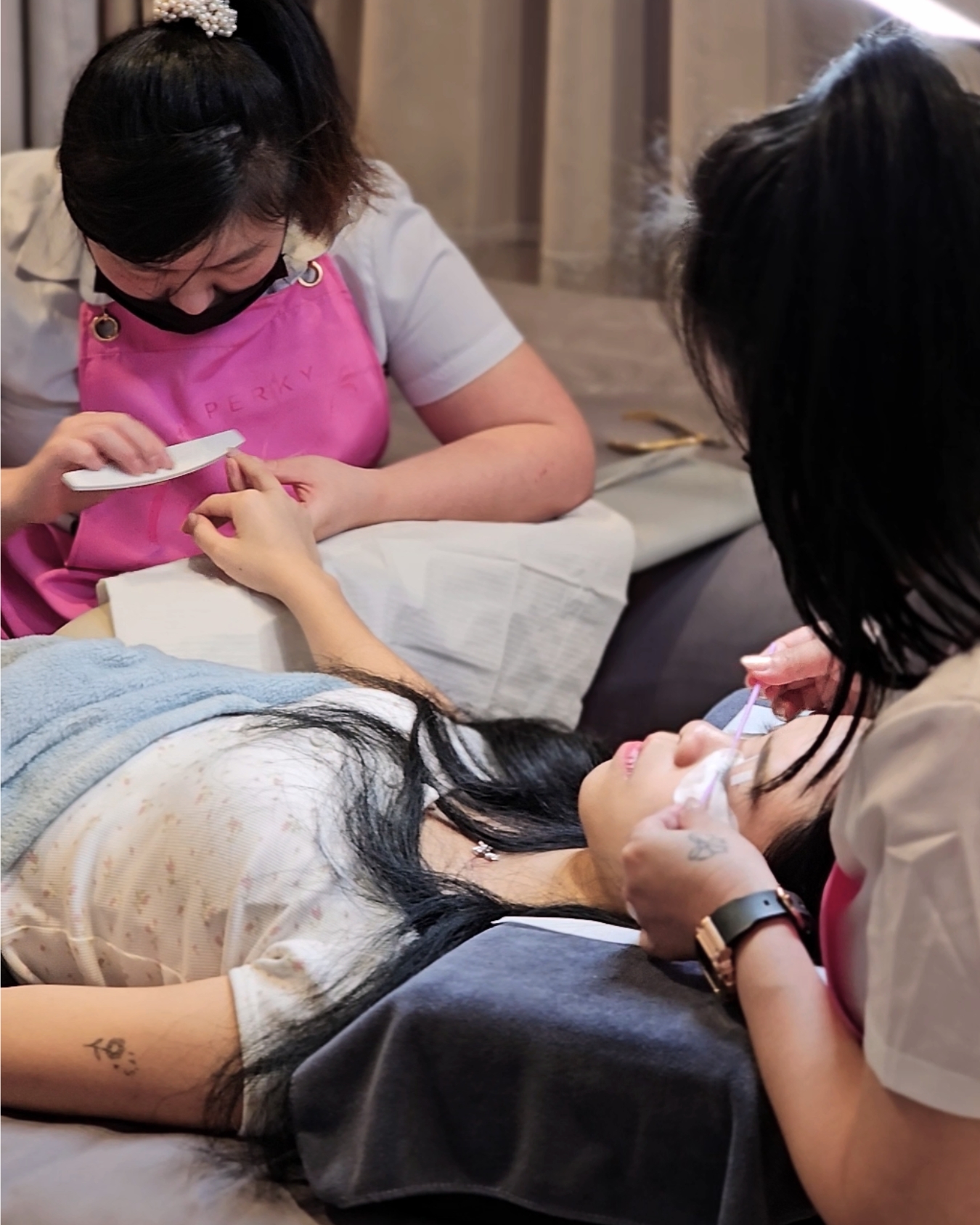 Super worth combo when Valentine's and CNY is coming together!!
Do lashes and nails at the same time,
save time ⏰ & money 💰 for the festives 😍
DM us to book your slot now!
*Nails session available at Northpoint outlet only.
#perkylash