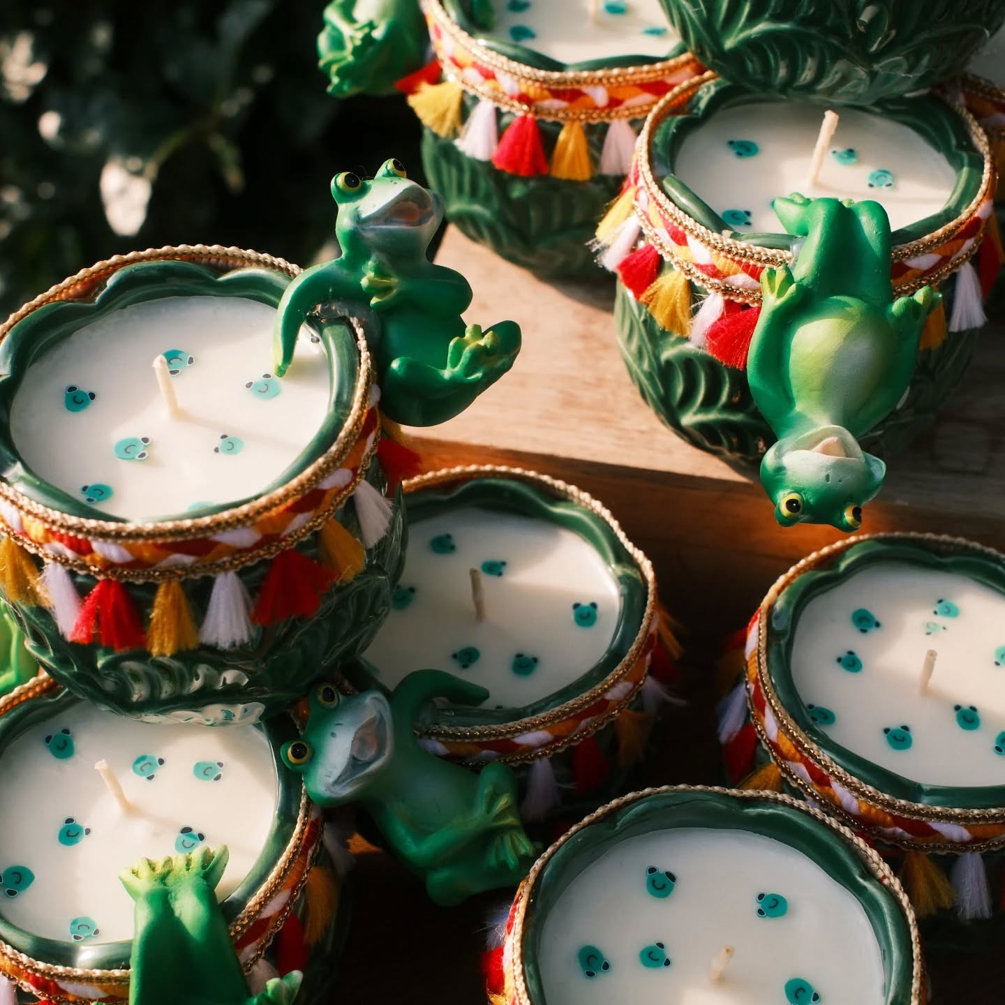 Wat een compliment! De Oetelkèrskes bij @groenrijkdenbosch waren al binnen 2 dagen bijna uitverkocht!
Ik ben ze dus gisteren snel gaan maken, en heb ze weer aangevuld.
Nu ook met een XL variant! Een halve kg kokos soja wax, gegeurd met de heerlijke geurolie van Whiskey Bourbon, die zeker 80 - 100 uren brandt! Daar kun je écht heel lang mee doen.
Ga jij er eentje kopen? Laat het me weten, vind ik leuk! Je kunt er ook eentje reserveren via DM.
Liefs,
Robin