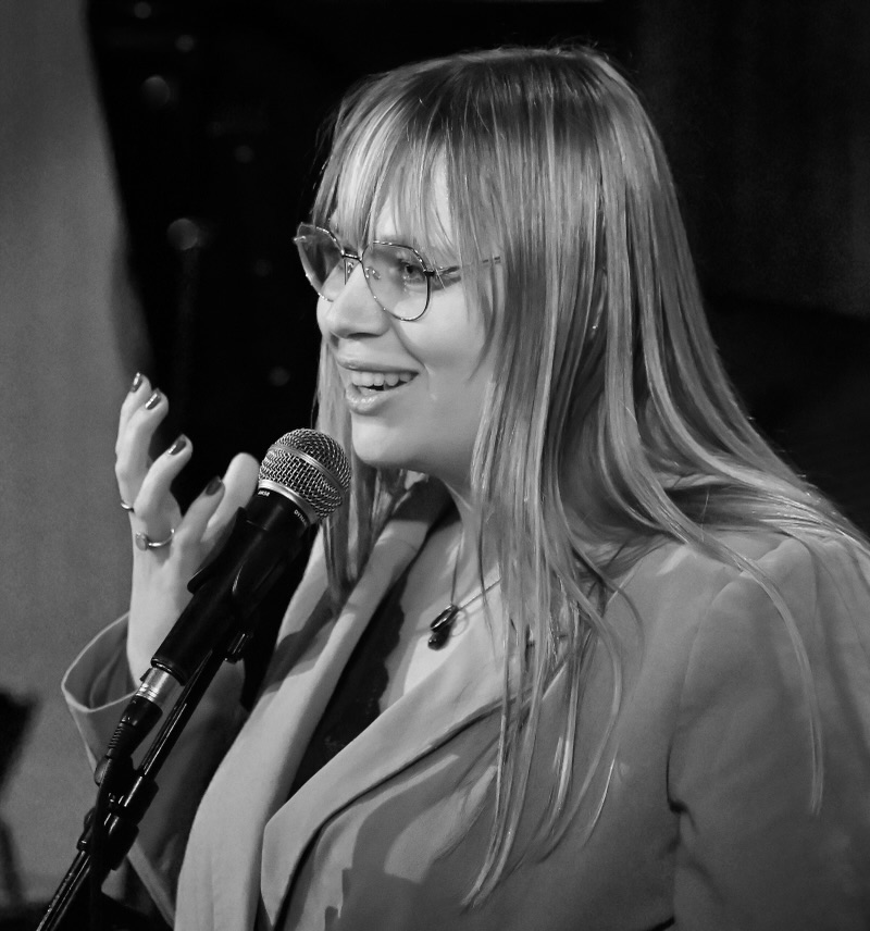 Enorm genoten van de @poezieweek in Enschede! 🤩
Poëzie leeft in de stad, en daar word ik als stadsdichter natuurlijk alleen maar heel erg blij van.
Hierbij een korte recap in beeld:
1. In @jazzpodiumdetor tijdens Urban Mosaic met @utrechtjazzarchipel (foto: Jan Geelen)
2. Cultuurpodium Hengelo in @schouwburghengelo
3. Bundelpresentatie van de @dichtersinenschede
4. Onze bundel ‘metamorfose’ met vier gedichten van mijn hand. Verkrijgbaar bij @boekhandel_broekhuis
5. Opening van de prachtige schoolbieb ‘Bieb van Buren’ van @cbsannavanburen
6. Urban Mosaic bij De Tor
7. Rozige Maanvissen van @sytsejansma in de Kleine Willem @wilminktheater
8. Voorpagina van de Huis aan Huis Enschede met de junior stadsdichterverkiezing en de avond van de stadsdichter
9. Juryvoorzitter bij de Junior Stadsdichtersverkiezing, gewonnen door Juliet Muller!
10. Item van mijn mediapartner @1twente.enschede over mijn eerste jaar als stadsdichter
11. De Avond van de Stadsdichter in @vestzakenschede (WAT WAS DIT TOF!)
12. Bijkomen bij @sawadee_thai_massage_enschede ❤️
Mijn agenda staat open voor voordrachten, gedichten op maat, of live gedichten. Wil je de stadsdichter op je evenement of een gedicht van mijn hand aan de muur? Laat het me weten. 💌
Lang leve de poëzie!
#poezie #poezieweek #stadsdichter