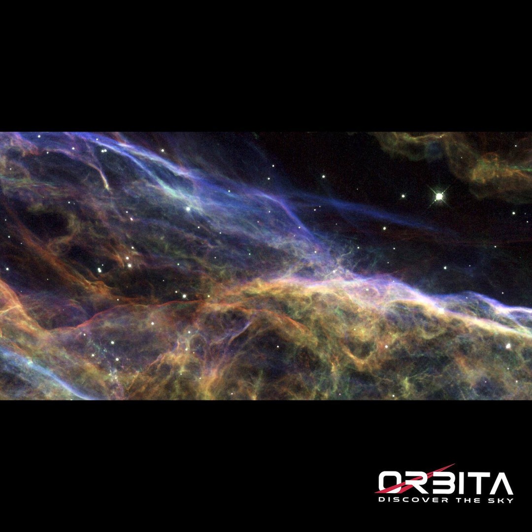#HUBBLE30, CELEBRATING 30 YEARS OF HUBBLE!
Osservata da Hubble il 15 Aprile del 2015, la Nebulosa Velo rappresenta l'antico resto di una supernova esplosa diversi millenni fa.
Visibile nella parte sud-orientale della costellazione del Cigno, la Nebulosa Velo fu scoperta da William Herschel nel 1784 (lo stesso scopritore di Urano e di alcune delle sue lune)
Si suppone che nel giro di qualche millennio questa “meraviglia” del cielo scomparirà a causa della sua grande velocità di espansione e dispersione di materia.
#ORBITA, discover the sky
Image credits: @nasahubble @hubbleesa ·
·
·
·
·
·
·
· ·
·
·
·
#space #astronomy #astrophotography #nebula #esa #nasa #hubble #hubble30anniversary