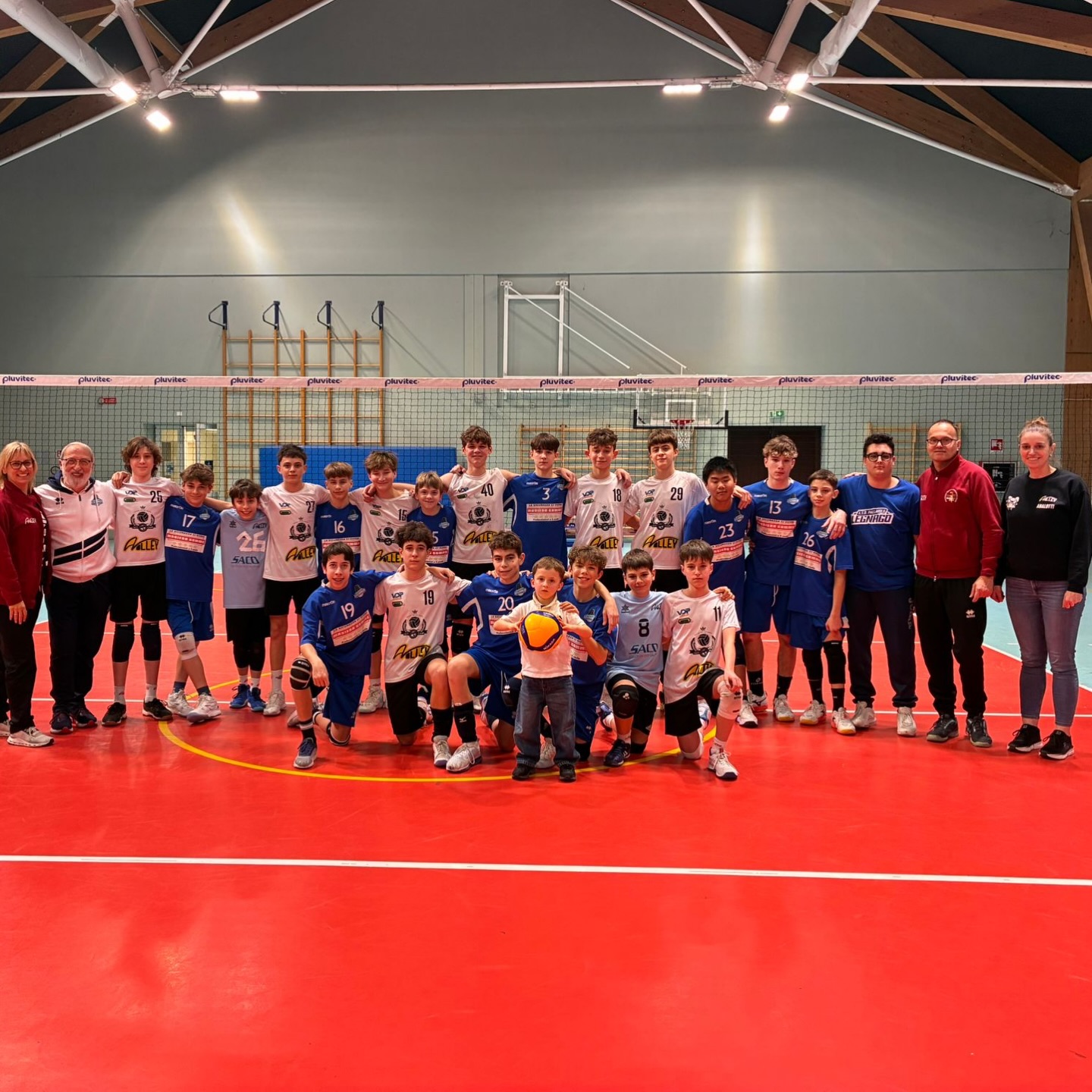 Under 14 - girone Gold
Pallavolo Legnago – Avolley 0-3
(20-25; 19-25; 16-25)
Sconfitta contro un avversario di grande livello, solido fisicamente e tecnicamente, che ha imposto il proprio ritmo dall’inizio alla fine senza concedere spazio. Una partita difficile, ma utile per fare esperienza e continuare il percorso di crescita.
#asdpallavololegnago