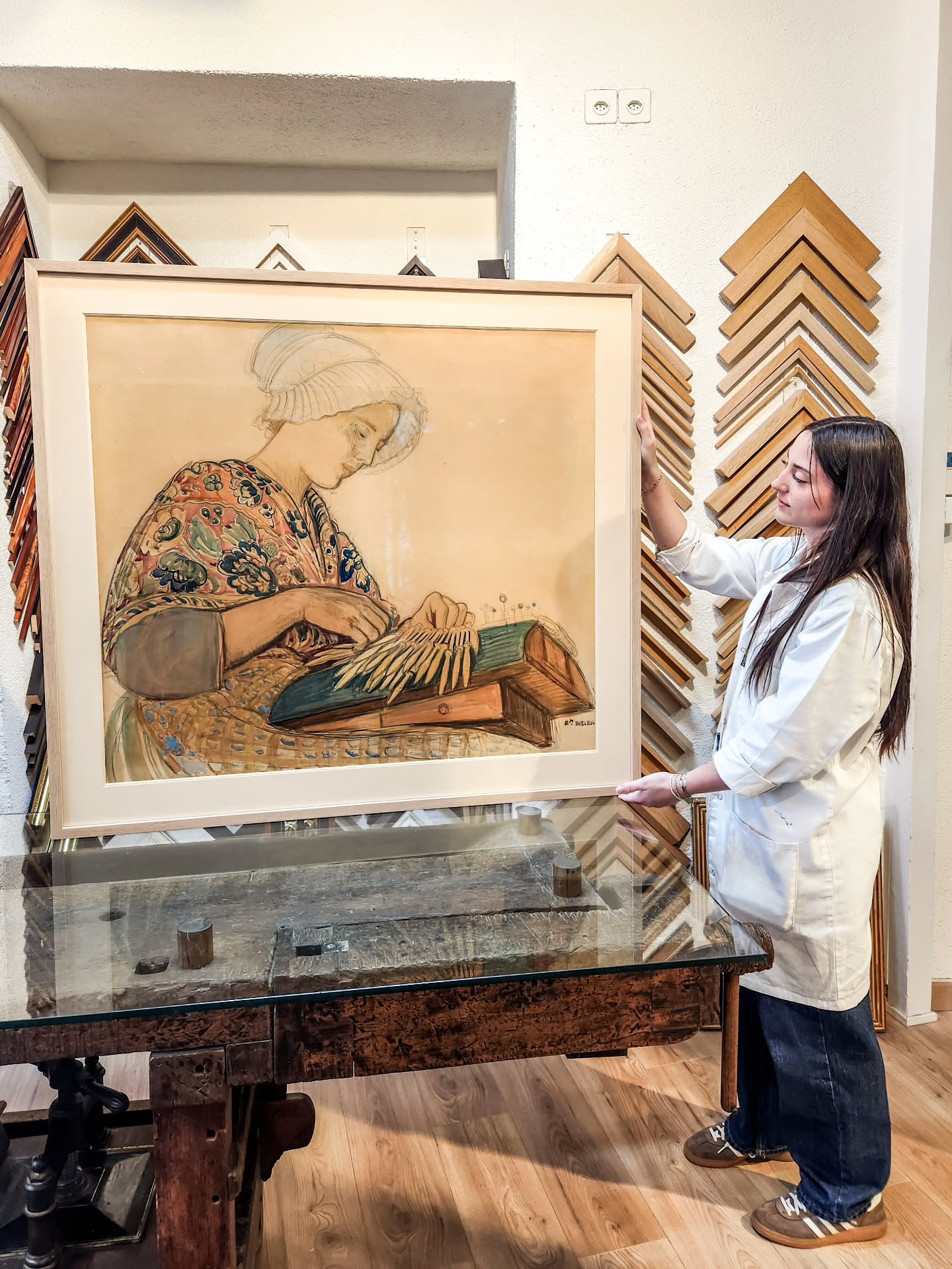 Sortie d'atelier, une belle aquarelle originale du peintre suisse Ernest Biéler "La dentellière" 1922.
La douce couleur du chêne associée à un double passe-partout couleur crème offrent une belle mise en valeur, le tout protégé sous verre acrylique Optium anti-reflets (UV 99%) dans un soucis de conservation de très haute qualité.
🇬🇧 Fresh from the workshop, a beautiful original watercolor by Swiss painter Ernest Biéler, "La dentellière" (The Lacemaker), 1922.
The soft color of the oak frame combined with a double cream-colored mat board provides a beautiful enhancement, all protected under Optium anti-reflective acrylic glass (99% UV protection) for the highest quality preservation.
#encadrement #artframing #encadrementdart #frameyourart #watercolor