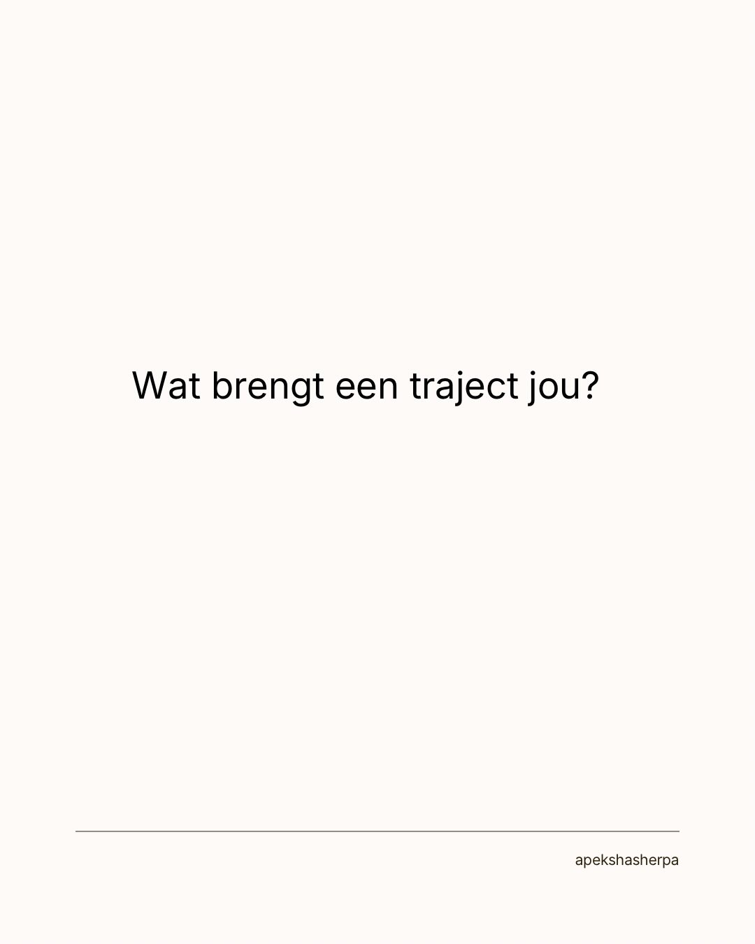 Waarom ik met trajecten werk (en niet alleen losse sessies)
Een vraag die ik vaak krijg: waarom werk je in trajecten van 3 of 6 maanden, en niet alleen met losse sessies?
Een losse sessie kan veel in beweging zetten, maar patronen die al jaren meegaan, hebben tijd nodig. Tijd om zichtbaar te worden. Tijd om gevoeld te worden. Tijd om stap voor stap te veranderen.
In een traject is er ruimte om niet alleen inzichten te krijgen, maar ze ook te laten landen in je dagelijks leven. We komen terug op wat er tussendoor gebeurt, zodat je niet steeds het gevoel hebt dat je “weer opnieuw” moet beginnen. Je staat er niet alleen voor; ik loop een tijdje met je mee.
Wat ik veel zie bij trajecten:
In het begin opluchting: “oh, dus dít speelt er in mijn systeem.”
Halverwege soms onrust: “nu ik anders kijk, voelt het eerst even chaotischer.”
Later die kleine, stille momenten: “ik reageer anders dan vroeger… het is rustiger vanbinnen.”
Omdat we elkaar vaker zien, ontstaat er veiligheid om laag voor laag te werken. Je hoeft niet alles in één keer te doen; jouw systeem bepaalt het tempo. We blussen niet alleen ‘brandjes’ als het heftig is, maar kijken ook naar de onderstroom: de rode draad in jouw leven en familiesysteem.
Een traject is vooral passend als je:
niet wéér een quick fix wilt, maar echt iets wilt verschuiven in hoe je leeft, liefhebt en grenzen voelt
al van alles hebt geprobeerd, maar tóch in dezelfde patronen belandt
iemand naast je wilt die een tijdje met je meeloopt, zodat je het niet allemaal alleen hoeft te dragen
Twijfel je of een traject van 3 of 6 maanden bij jou past? Stuur me gerust een bericht met je vraag. We kunnen samen even voelen en onderzoeken wat jij nu nodig hebt, zonder verplichting.