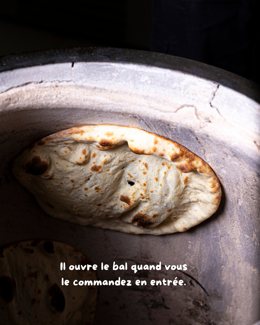 Notre star à nous.
Il ouvre le bal quand vous le commandez en entrée.
Il devient la star, rôle principal, lorsqu'il incarne le naanwich 💛
Il se fait discret sur la planche à partager
mais vole parfois la vedette aux desserts traditionnels quand vous le commandez napé de Nutella 😏
Il sait aussi rester simple, lorsqu’il accompagne les bowls.
Fait maison, préparé à l’ancienne
et toujours cuit dans le tandoor.
Chez Bhaiya Kitchen, le naan sait s’adapter à tous les rôles.
Et il le fait bien 💛