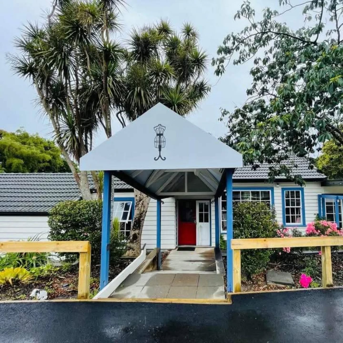 ✨ Saturday vibes are calling… and so is your weekend browse ✨
Pop into Juli Hunter today for a wander and something special. From gorgeous fabrics and haberdashery to creative supplies for craft makers and unique gifts — there’s always something inspiring waiting for you.
🔥 Our HALF PRICE SALE is still on… don’t miss out!
📍 8 Main Road, Waikanae
📞 021 023 99172
🕘 Monday–Friday: 9am–5pm
🕙 Saturday: 10am–2pm
📧 info@julihunter.com
🌐 www.julihunter.com
#SaturdayShopping #WaikanaeLocal #CraftLovers #JuliHunter