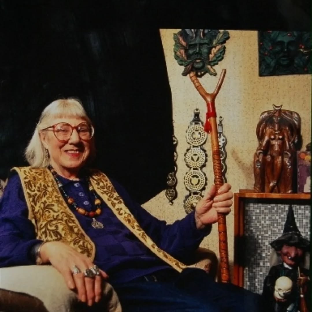 Escrevi um texto no meu blog " Sob o Chifre" falando sobre a inspiração que minha bruxaria bebeu da Ilha Britânica especialmente do oeste da Inglaterra e não posso deixar de prestar homenagem a figuras que através de seus trabalhos para a frutificação da Arte Tradicional e do Ocultismo deu ramos floridos e árvores com muitos frutos.
.
Doreen Valiente é a que mais tive contato com seus escritos, pena que ela não fundou uma linhagem pois séria a primeira que buscaria a iniciação.
.
Cecil Williamson um homem astuto inglês de fato, a maior inspiração masculina da Arte para a minha vida, e a @gemma.gary é a minha inspiração feminina como uma sábia e ocultista que é.
.
Michael Howard que seus escritos moldou a minha arte na Roda Anual, a sua busca pela comunhão e sabedoria oculta.
.
@martin_duffy_thp esse aqui com a sua forma de reunir informações folclóricos da magia, também foi e é uma inspiração pra eu.
.
Nigel e @madame_ravens_collection_ também são exemplos para o meu Caminho Espiritual e Mágico voltado as antigas formas de feitiçaria.
.
Daniel Schulke ainda com a sua forma poética de escrita, também tem a sua inspiração na minha Arte
.
#witch #traditionalwitchcraft #troybooks #tradwitch #occultism