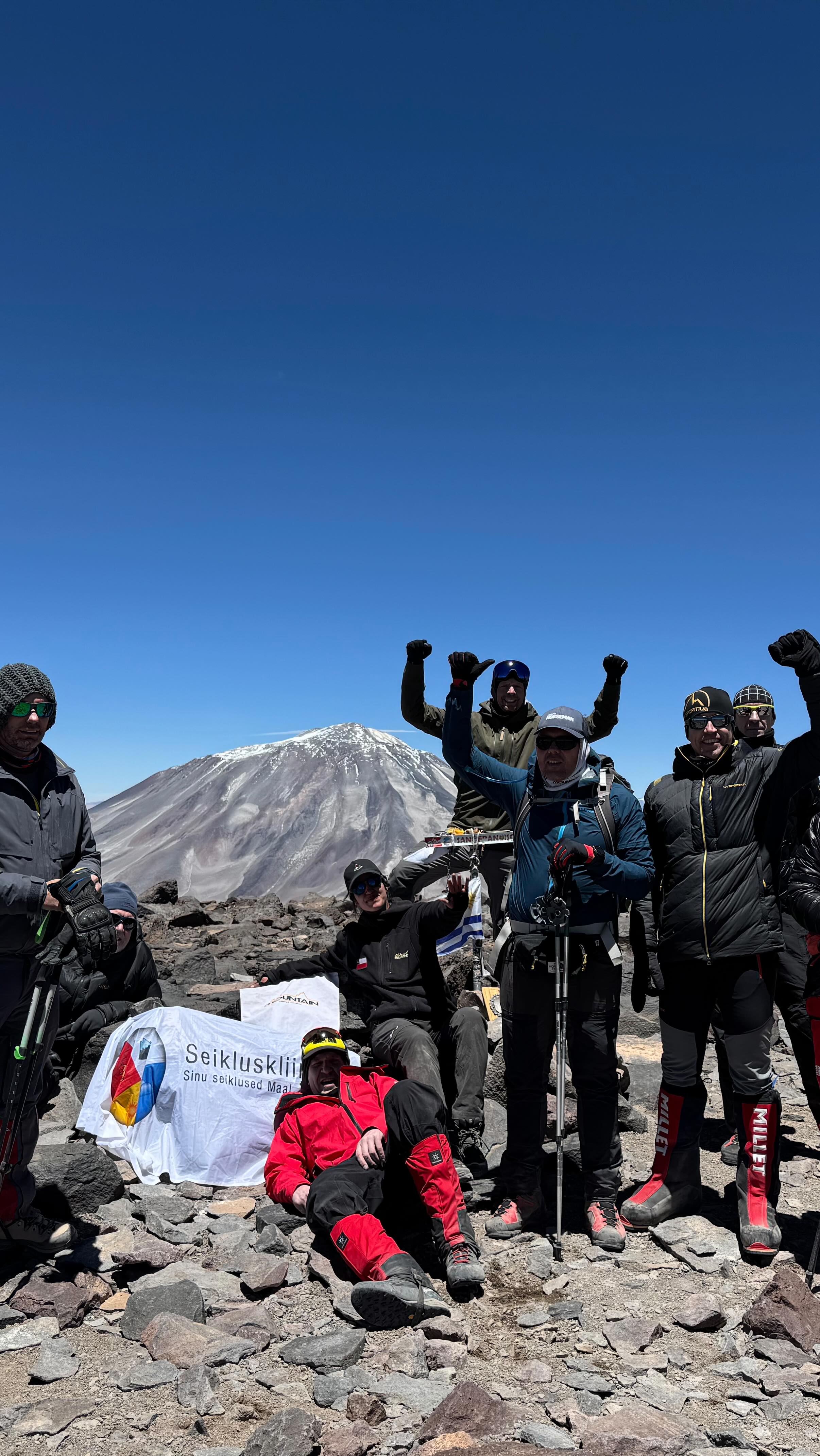Eile jõudis kõik 8 eestlast vulkaani San Francisco (6018m) tippu. Märkimisväärne on lisaks kõrgusele, et see vulkaan poolitab kahte riiki, Tsiilit ja Argentinat. Palju õnne alpinistide 🤝