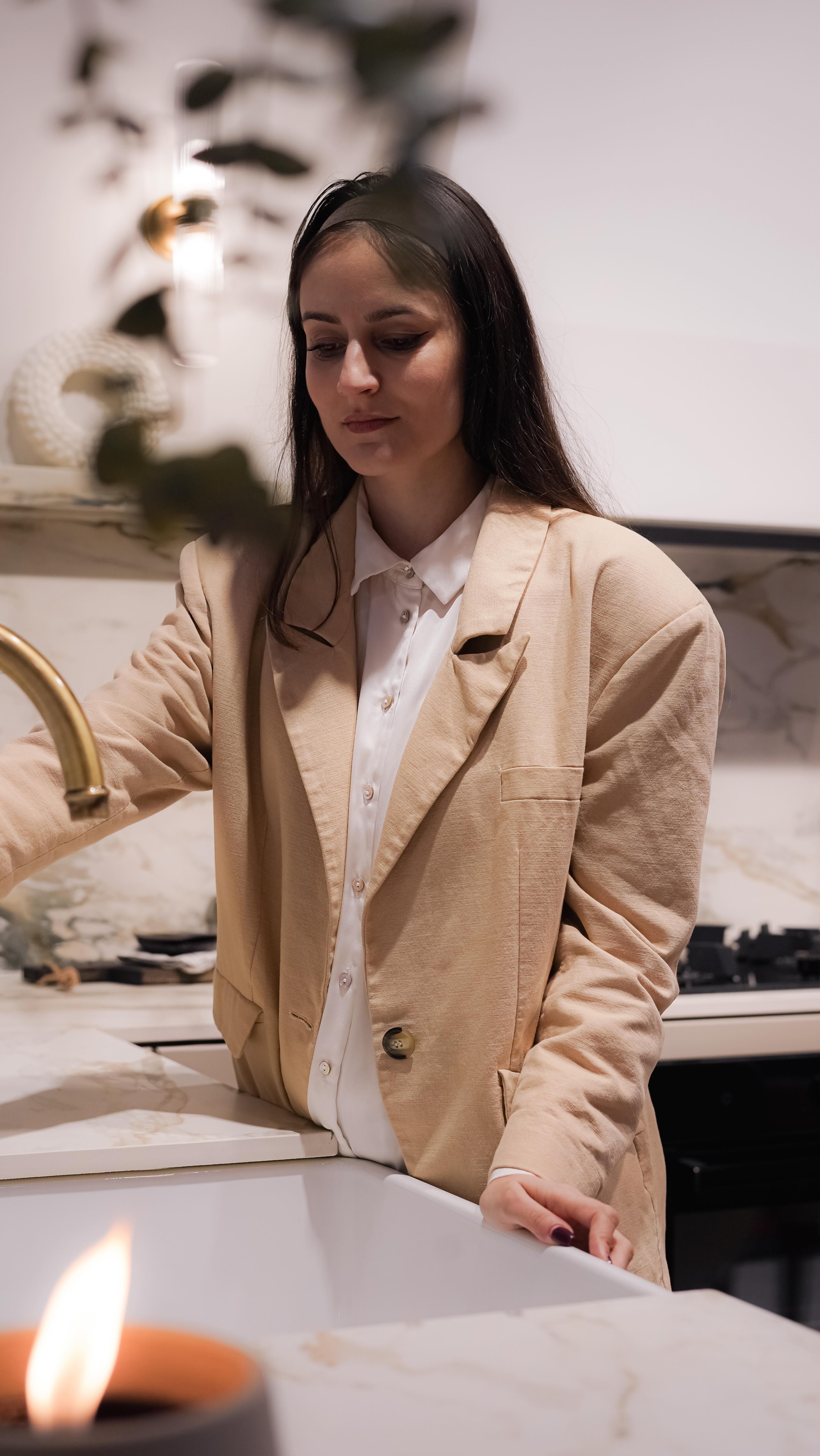 #publicité | Repenser la cuisine comme un véritable espace de vie. 💚
À Batibouw 2026, @dsmcuisines dévoile sa vision du design cuisine contemporain : des cuisines sur mesure, intégrées à l’espace de vie, inspirées par les tendances actuelles ….. lignes épurées, formes arrondies,
matériaux durables comme la céramique,
et une attention particulière portée à l’ergonomie et à la morphologie de chacun. 😍
Entre savoir-faire belge, entreprise familiale de troisième génération, et innovation constante, DSM Cuisines propose des cuisines premium, pensées pour s’adapter aux usages, aux styles de vie et à différents budgets, sans compromis sur la qualité.
👉 À découvrir à Batibouw jusqu’au 15 février,
avec des avantages salon à la clé.
Merci également à @bart.appeltans d’avoir partagé sa vision sur les tendances du moment, à travers une cuisine conçue en collaboration avec DSM Cuisines, une approche inspirée par le design japonais.
#dsmcuisines #batibouw2026 #cuisine #designdeinterior