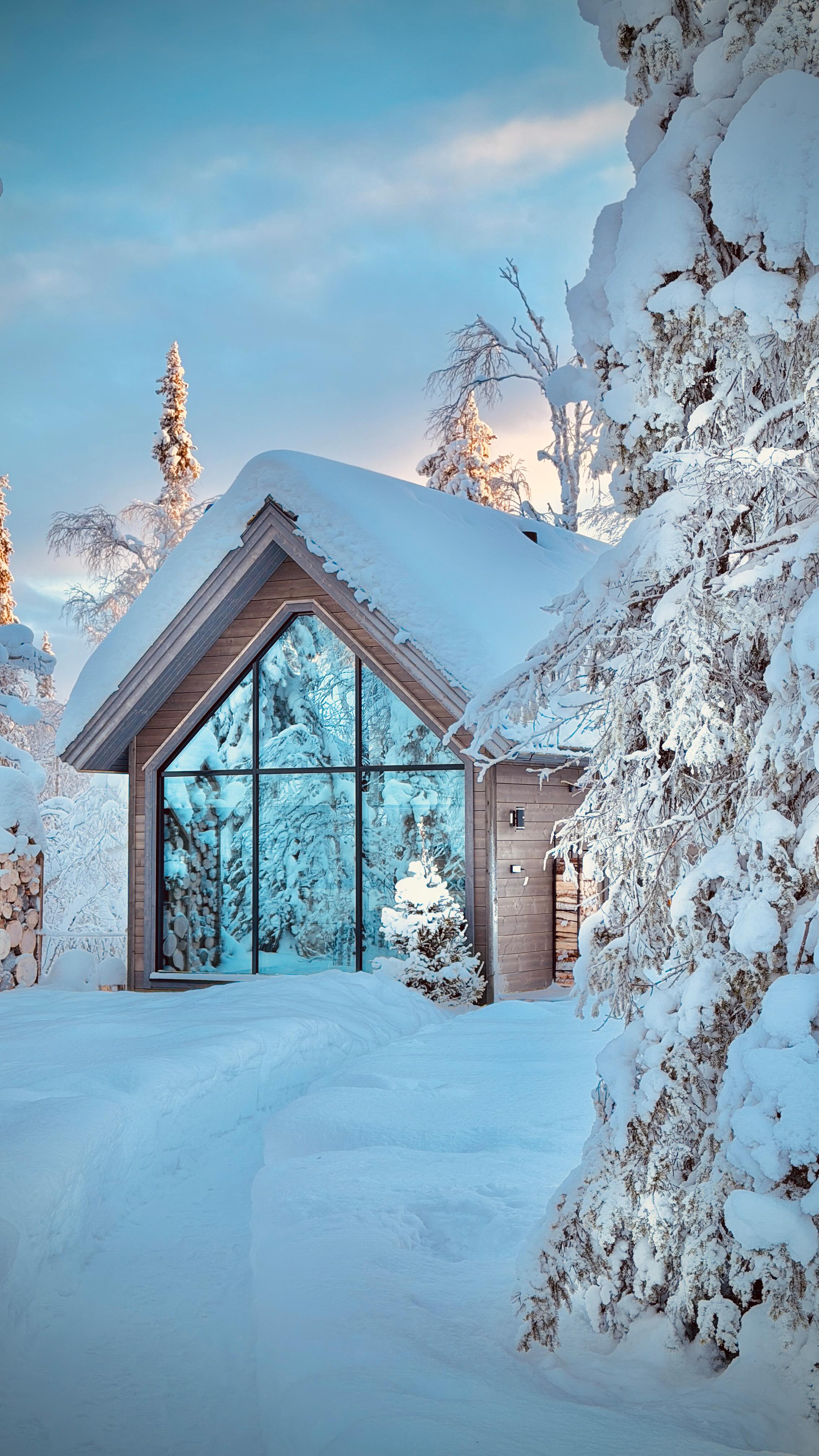 I don’t want to say anything but lately there are not many issues related to constant cold…let’s hope it will stay like that so Paul will not need to go up roofs anymore🤞
#levilapland #visitfinland #finnishlapland