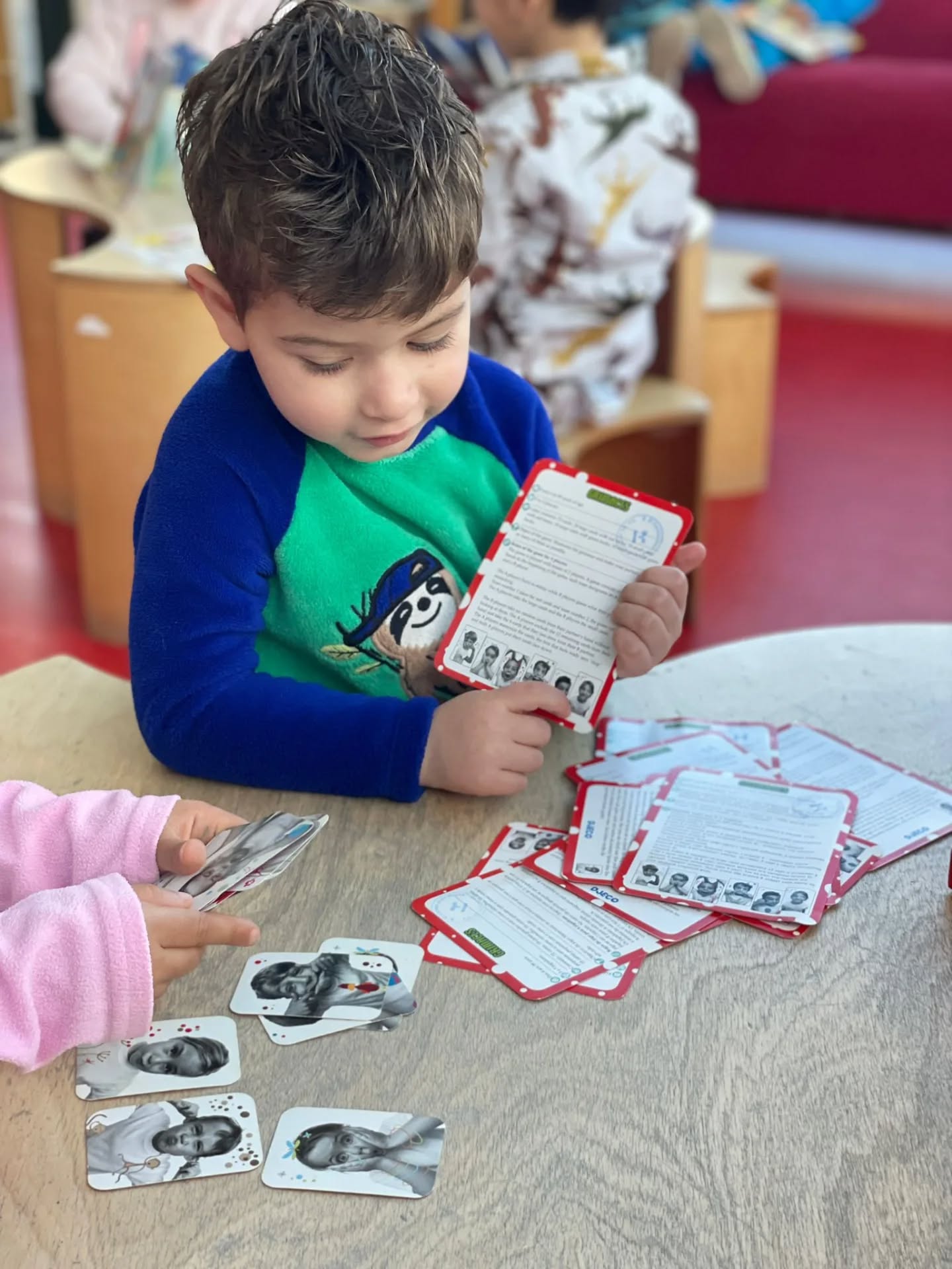 La classe d'I4 ha fet una visita a la biblioteca del barri. Hem mirat contes i ens han explicat un conte que es diu "La Rínxols d'os", un os que es volia disfressar de la Rínxols d'or. Ens ha fet molta gràcia!
💚💚💚
#EsperitPiaget
#PassioPerlEscola
#SomEscola
#ElCarmel