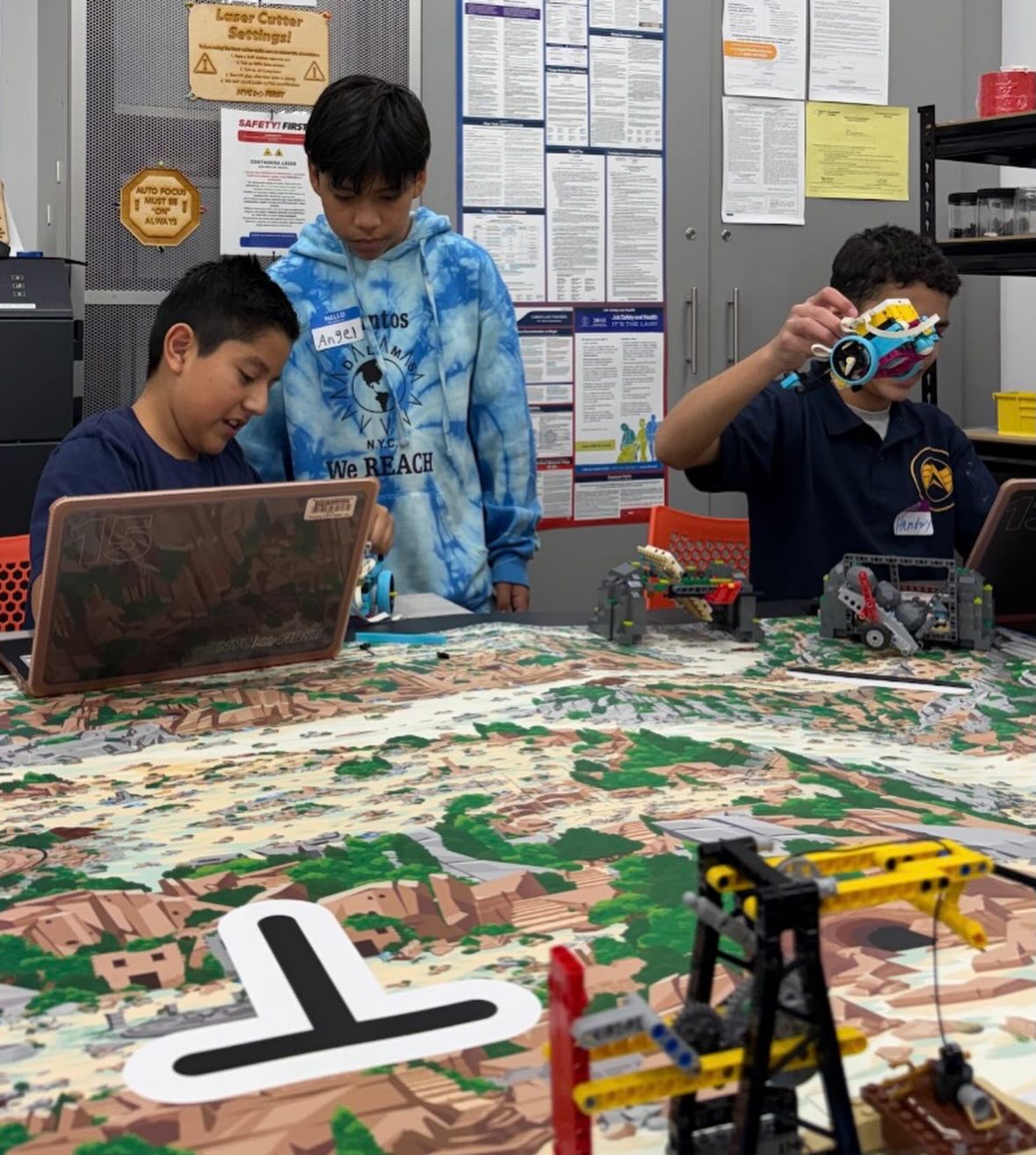 Thank you to our friends from @nycfirstrobotics for hosting an informative, creative and FUN field trip today! #dlmsfamilia #fieldtrip #legorobotics #nycpublicschools