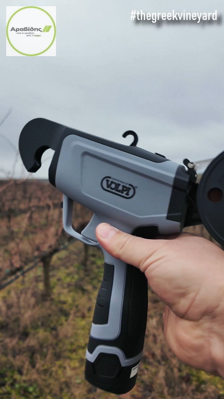 🍇 Το δέσιμο της αμολυτης βέργας είναι μια χρονοβόρος και επίπονη εργασία. Τα ηλεκτρικά δετικα μπαταρίας μειώνουν τον χρόνο δεσίματος στο μισό. Το Volpi KV5 είναι ένα αξιόπιστο και στιβαρό δετικο για αμπέλια και ακτινίδια. Με βάρος μόλις 850 γρ με την μπαταρία και 90 μέτρα καρούλι ικανό για 640 έως 800 δεσίματα μπορεί να δέσει βέργες έως και 2.5 εκ πάχος. Στιβαρή κατασκευή, πληθώρα εξαρτημάτων και τιμή έκπληξη!
Βρες το δικό σου Volpi KV5 στο κατάστημα aravidis.gr
www.aravidis.gr
Τηλεφωνικές παραγγελίες: 23510 22000
🍇 Βρείτε μας:
https://www.youtube.com/@TheGreekVineyard
https://www.instagram.com/the_greek_vineyard/
https://www.tiktok.com/@the_greek_vineyard
#shorts #αγροτης #thegreekvineyard #farming #αμπελουργια