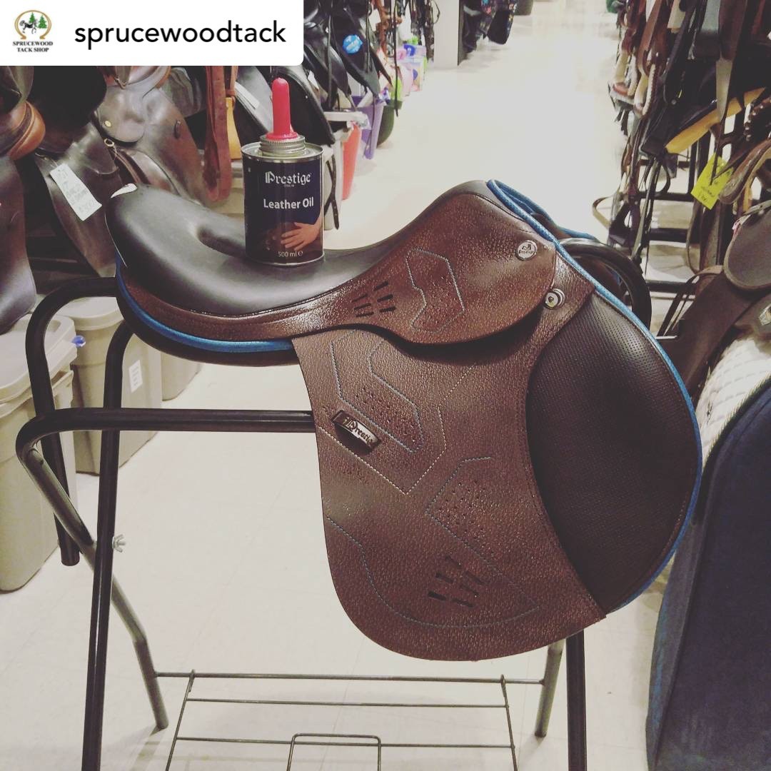 🐴 Look after your saddle!
In addition to providing optimum grip and uniform coloring, oiling helps to keep the saddle flexible and soft, allowing it to age properly and to maintain the beauty and integrity of the leather
Reposted from @sprucewoodtack
"The Prestige X-breath demo had a nice bath with the #prestigesaddleoil and it turned out great.
Oh and the oil smells unbelievably fantastic! #saddleoil #xbreath #prestige #prestigesaddle #sprucewoodtack "
#Saddletrader #saddletraderuk #Saddle #Saddleforsale #stocksadle #horseridinguk #horsesofinstagram #Tackforsale #saddleshop #saddlery #Saddlemaintenance #lookafteryoursaddle #saddlelove #horselover #equine #equineworld #horseblog #modelhorsesphotography #horsemodel #horsephotography #equinehour #equinelove